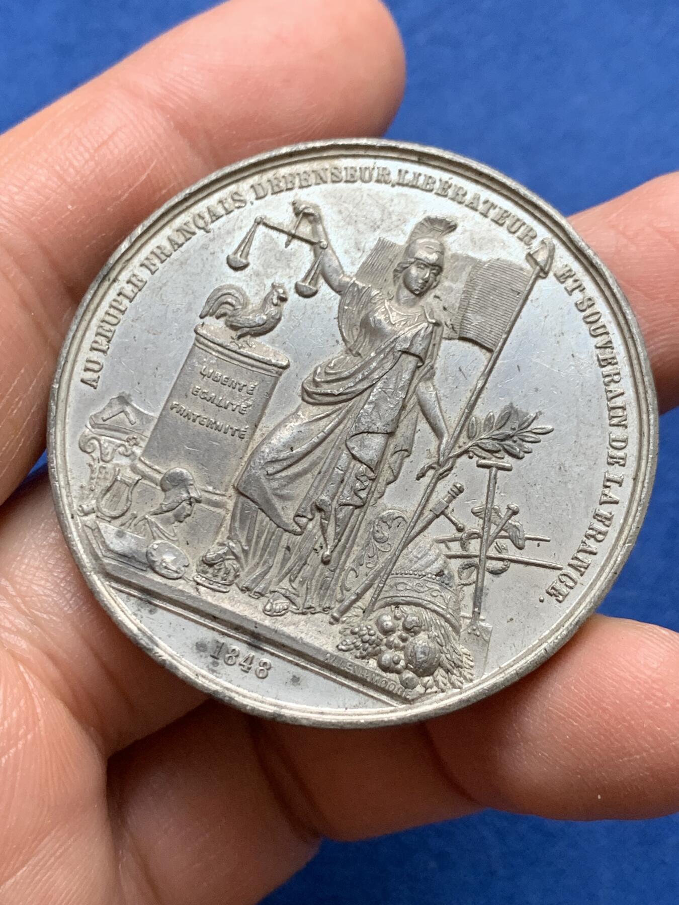 《竞宝斋》第370场 周日，周一 2场连拍 （全场包邮） 法国1848年推翻君主制争取自由民主纪念合金章 高浮雕 31.25克 44.8mm