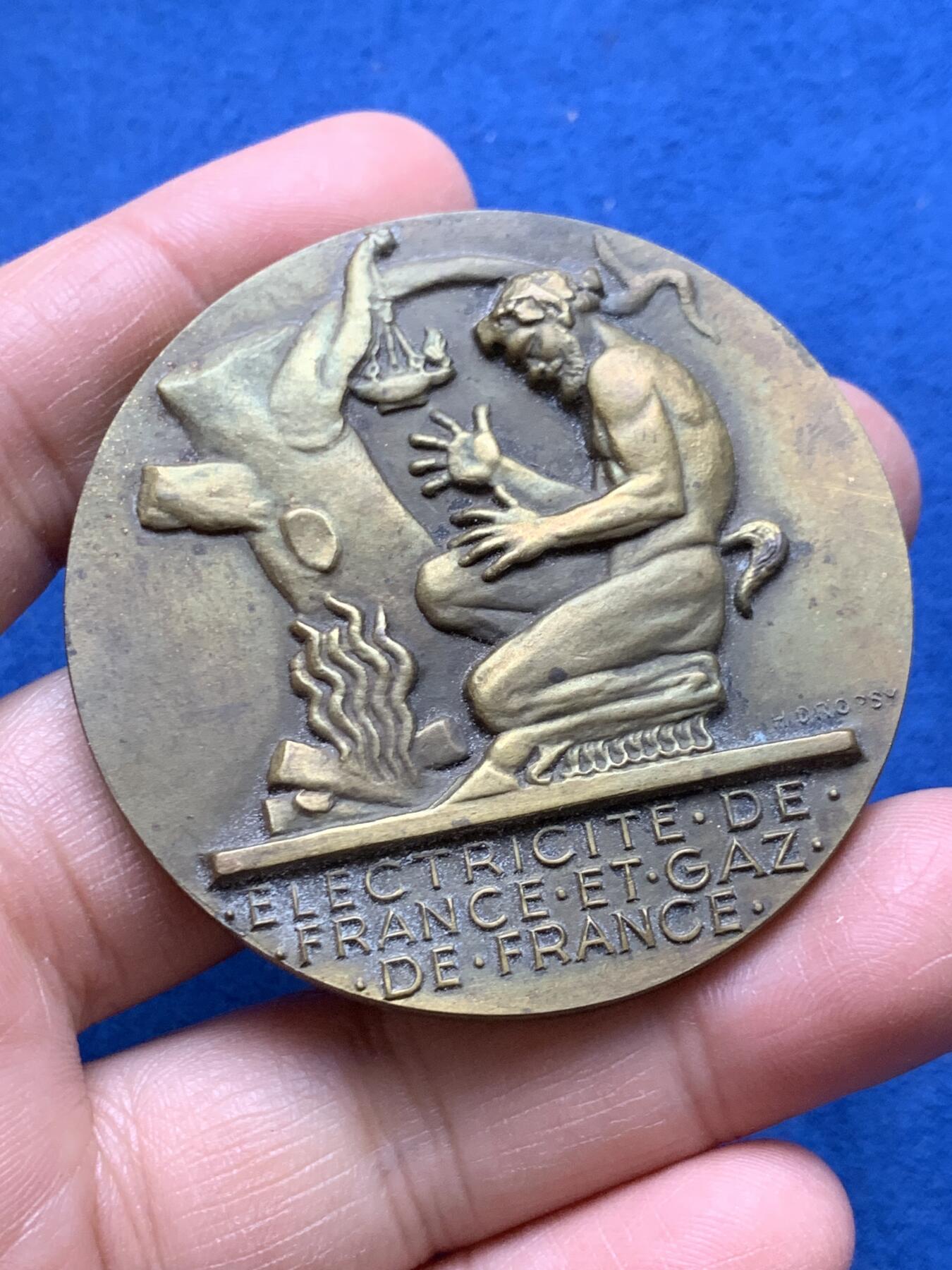 《竞宝斋》第370场 周日，周一 2场连拍 （全场包邮） 法国电力纪念铜章 带盒 70.6克 54.4mm 三角铜标