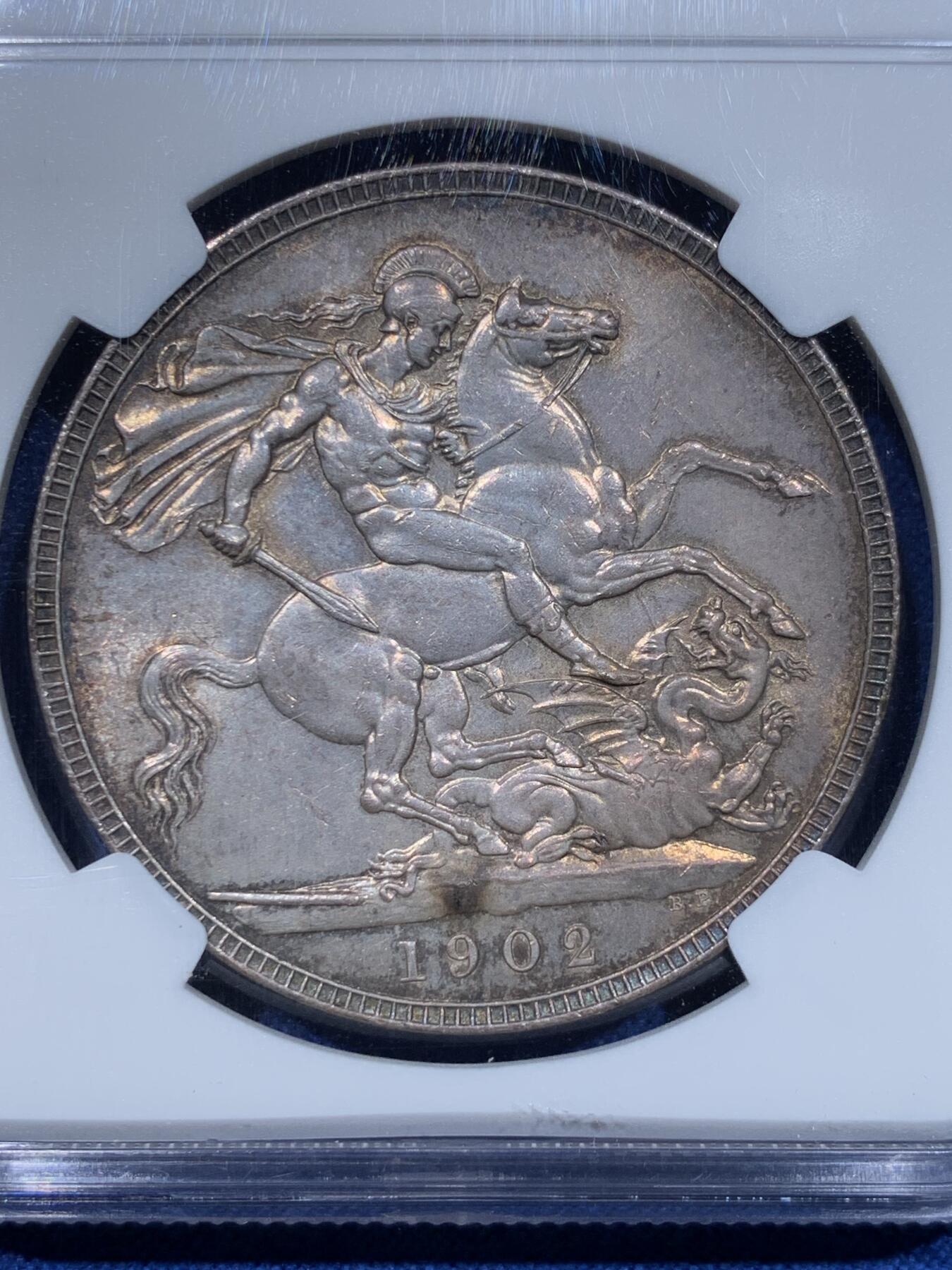 《竞宝斋》第370场 周日，周一 2场连拍 （全场包邮） NGC MS63 英国1902年爱德华七世马剑克朗 双面欧洲五彩包浆过于美丽 值得珍藏