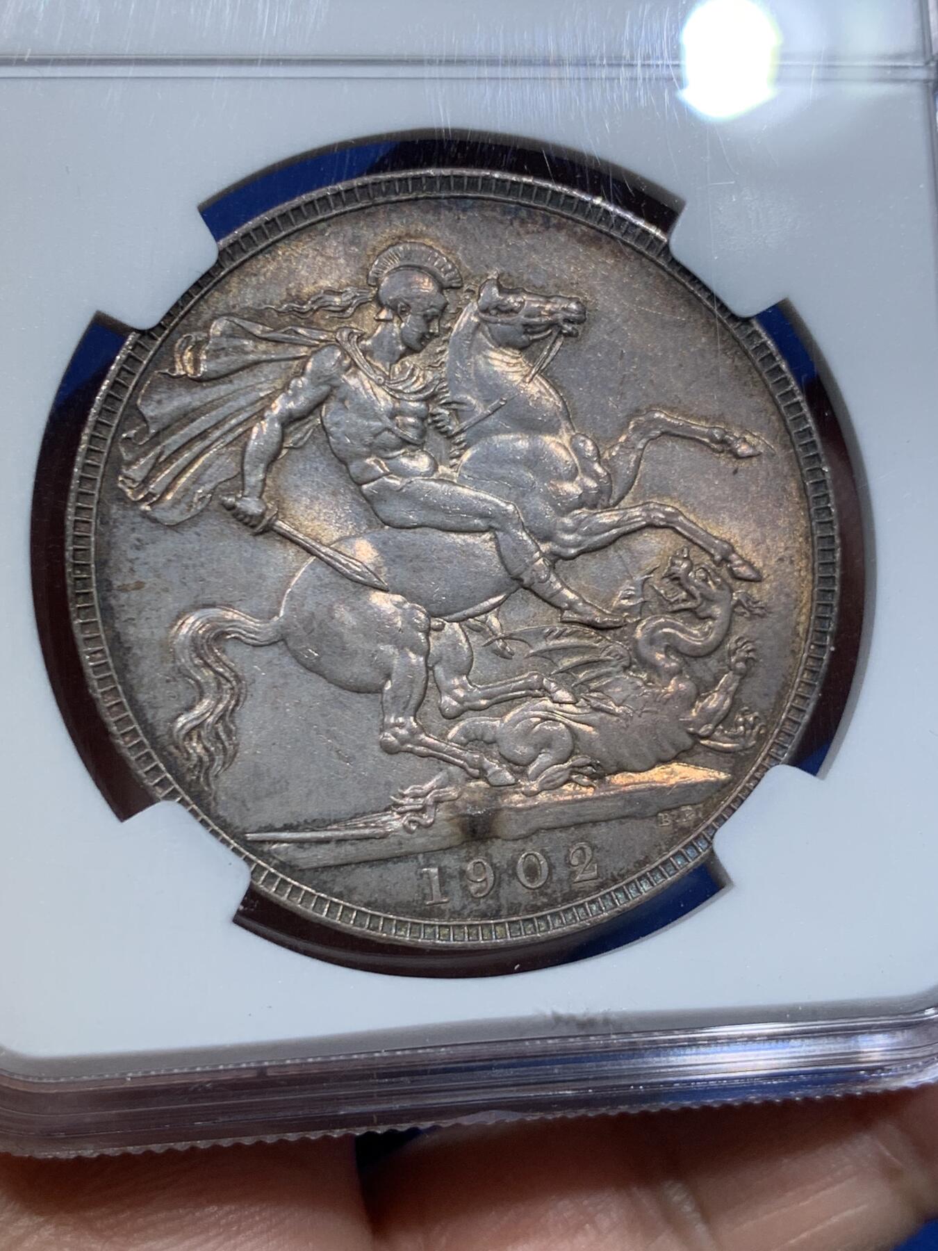 《竞宝斋》第370场 周日，周一 2场连拍 （全场包邮） NGC MS63 英国1902年爱德华七世马剑克朗 双面欧洲五彩包浆过于美丽 值得珍藏