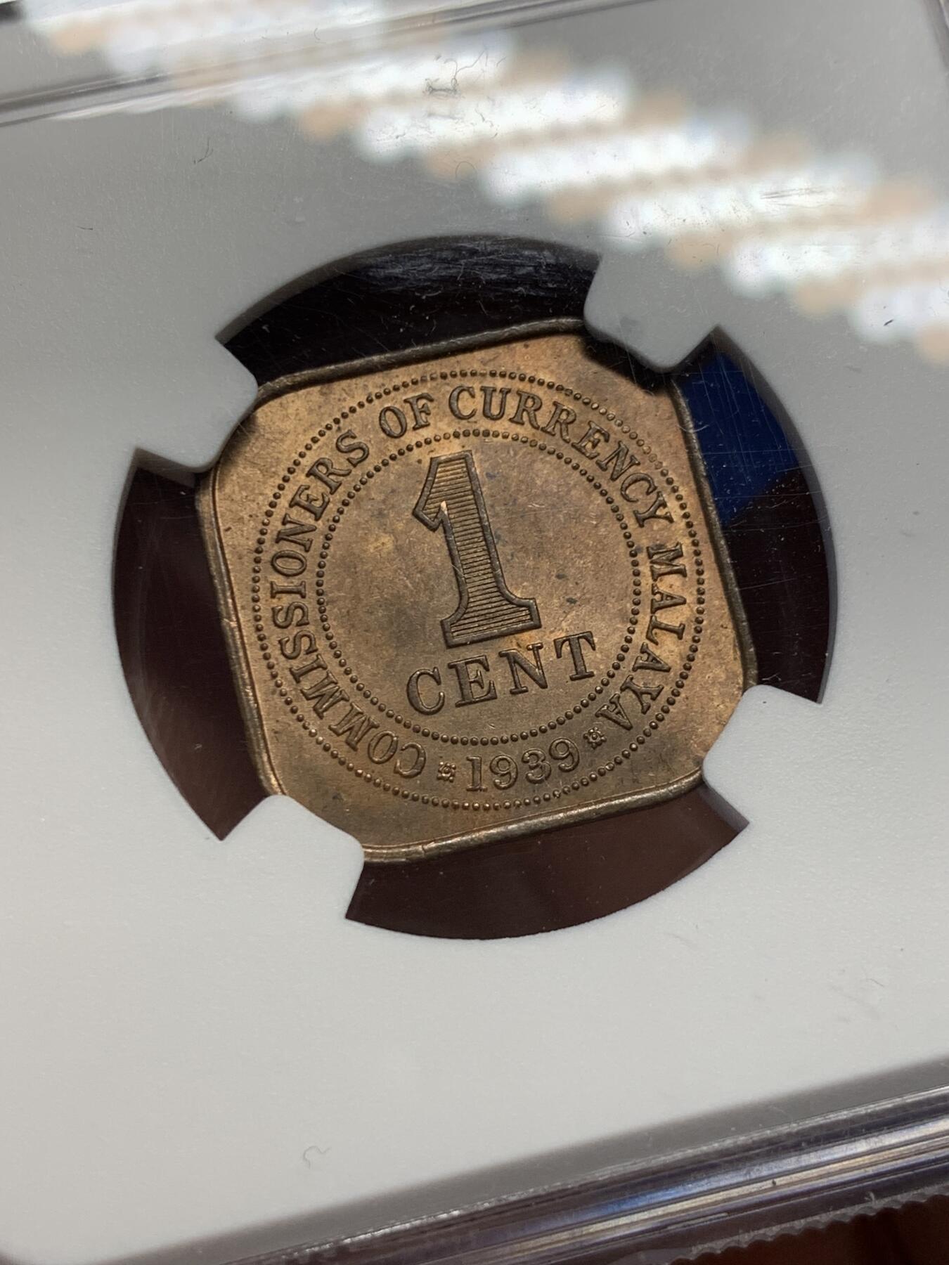 《竞宝斋》第370场 周日，周一 2场连拍 （全场包邮） NGC MS64RB 1939马来亚1分 方块形铜币 保存得很不错 铜光充沛 细节清晰 市面上基本都是63分左右的分数 好品还是比较少的