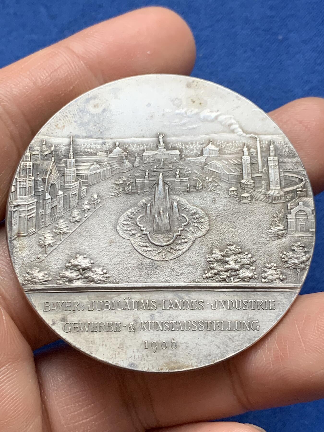 《竞宝斋》第370场 周日，周一 2场连拍 （全场包邮） 德国1906年纽伦堡城市景观镀银铜章，49.3克，50.2mm，很漂亮