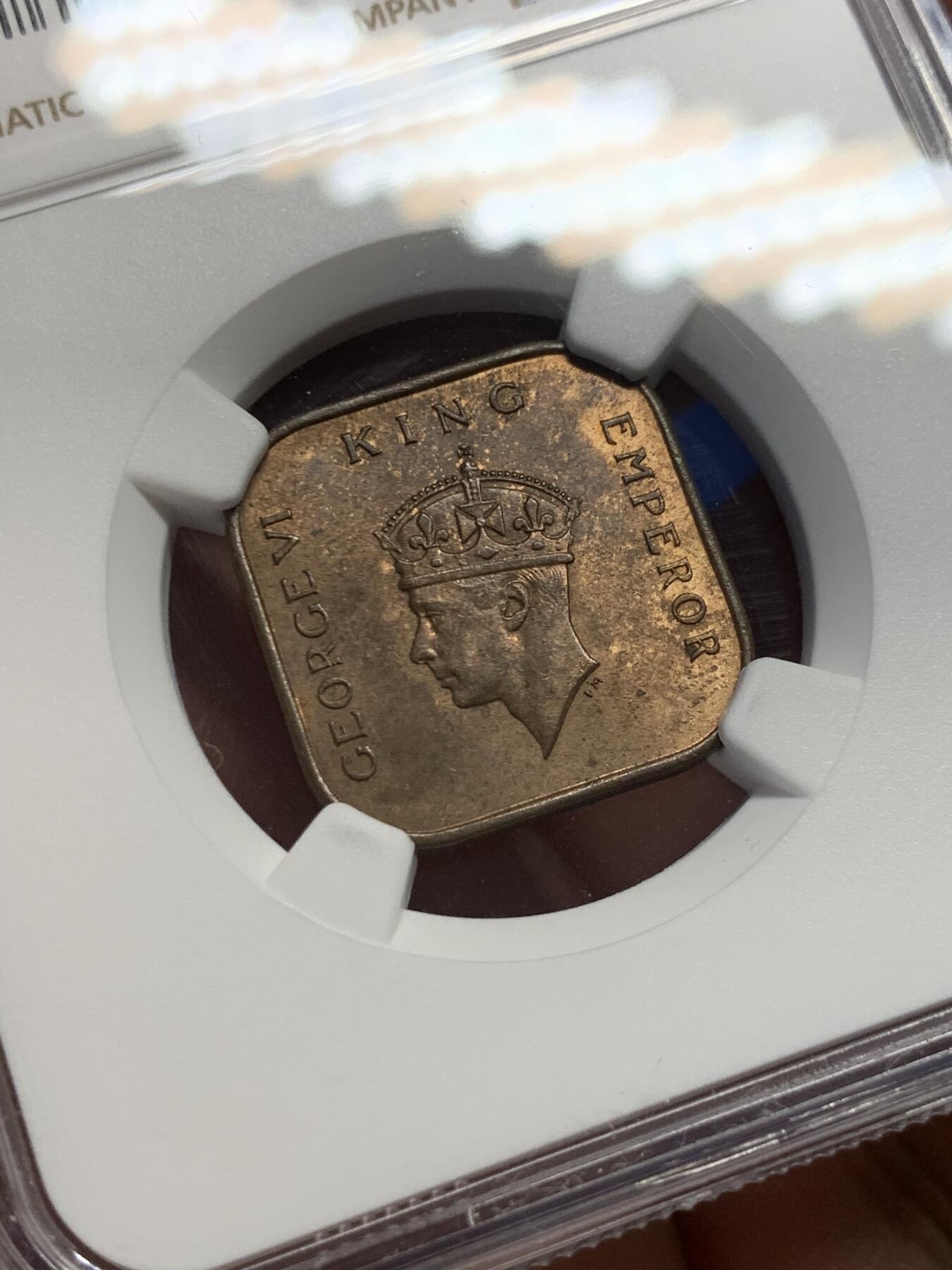 《竞宝斋》第370场 周日，周一 2场连拍 （全场包邮） NGC MS64RB 1939马来亚1分 方块形铜币 保存得很不错 铜光充沛 细节清晰 市面上基本都是63分左右的分数 好品还是比较少的