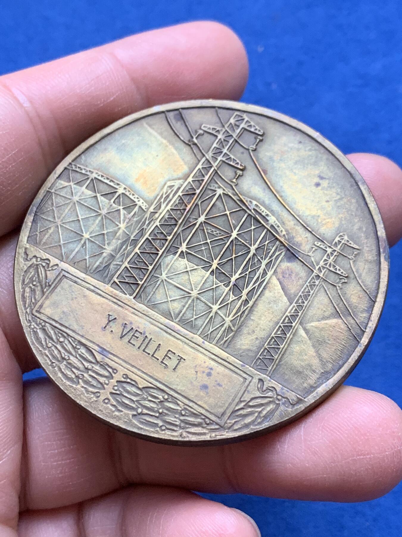 《竞宝斋》第370场 周日，周一 2场连拍 （全场包邮） 法国电力纪念铜章 带盒 70.6克 54.4mm 三角铜标