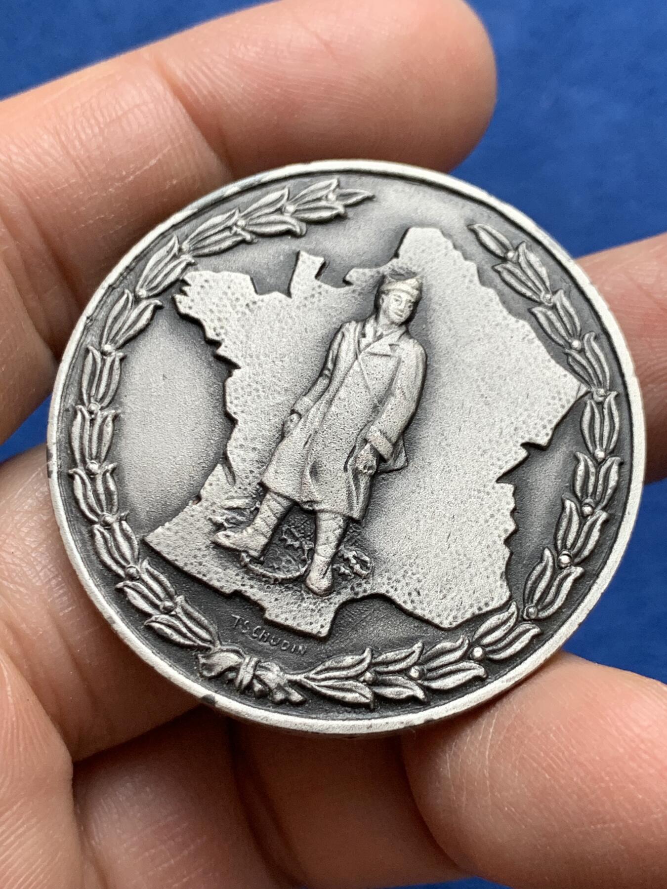 《竞宝斋》第370场 周日，周一 2场连拍 （全场包邮） 法国二战国家战俘联盟纪念银章 带盒 菱形野猪头银标 47.85克 41.5mm