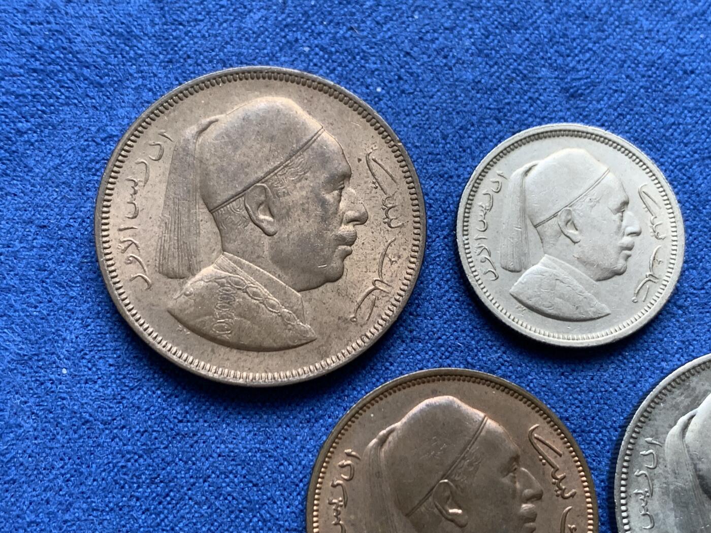 《竞宝斋》第370场 周日，周一 2场连拍 （全场包邮） 利比亚王国首版5枚套币 1952年单年首发，含发行量最少的2米利姆，面值为1 、2 、5 米利姆和1、2 皮阿斯特，光泽度好，整体接近全新，发行量较少