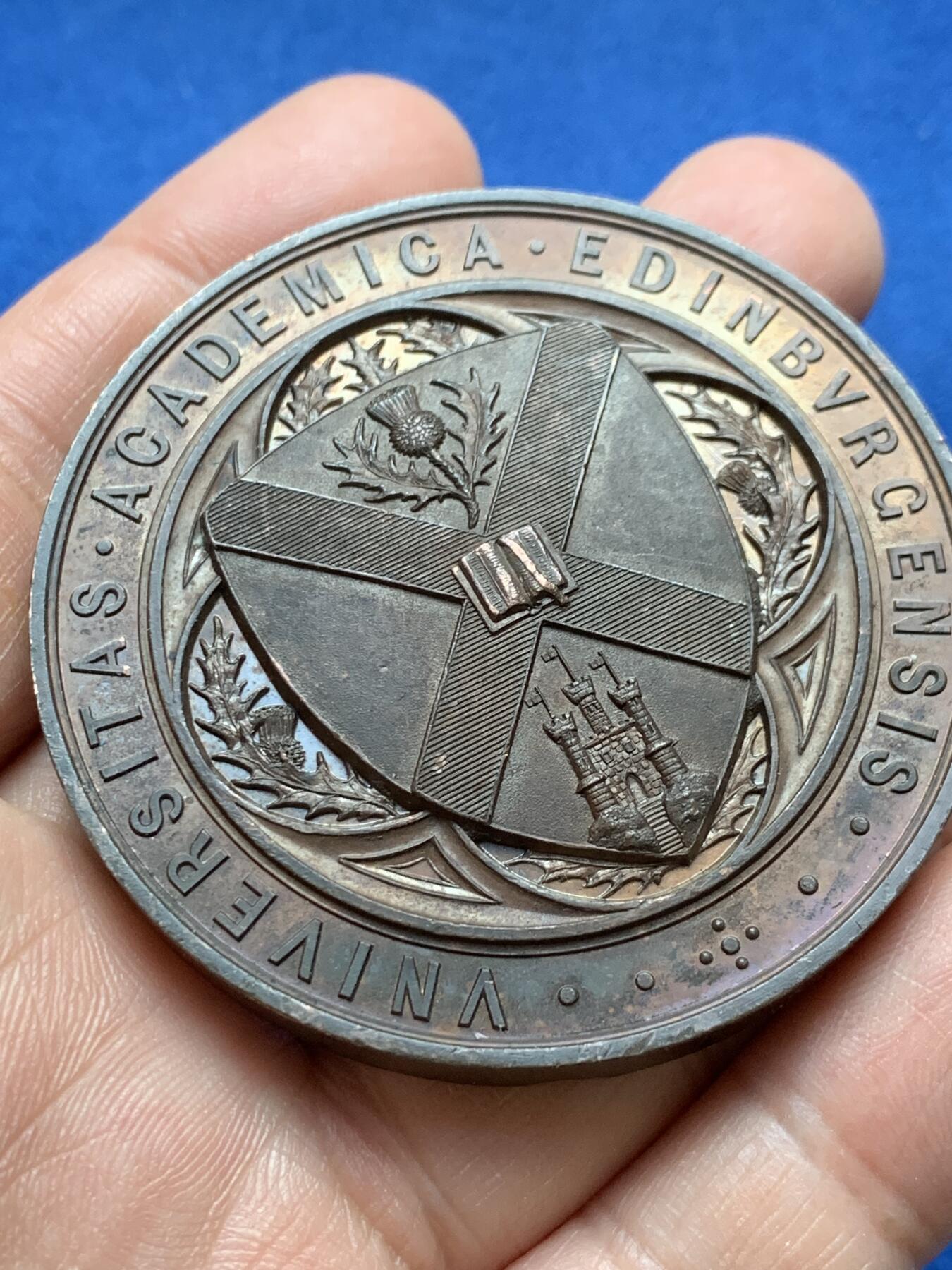 《竞宝斋》第370场 周日，周一 2场连拍 （全场包邮） 1884 年爱丁堡大学三百周年纪念奖章，52mm，92.1克