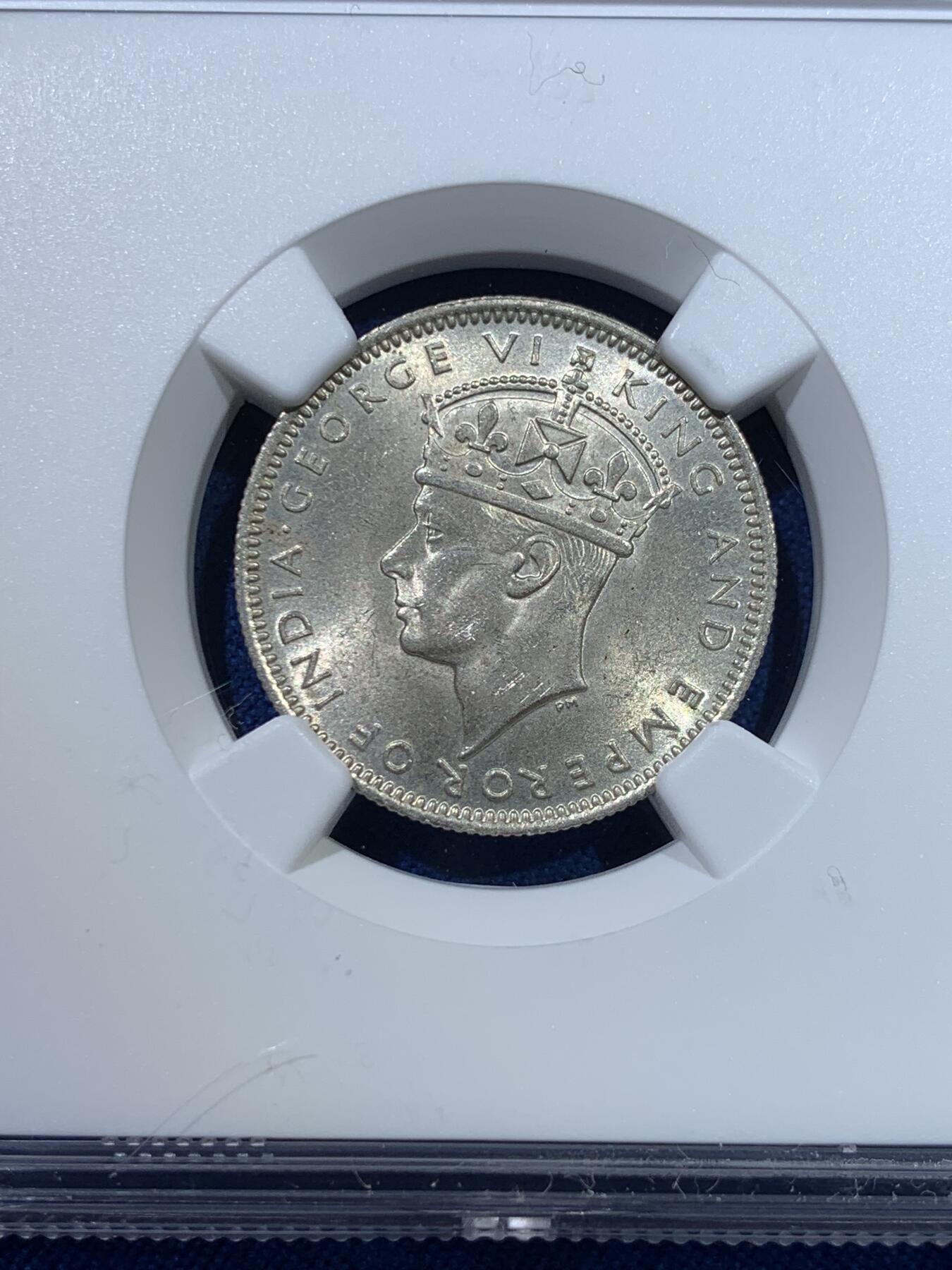 《竞宝斋》第370场 周日，周一 2场连拍 （全场包邮） NGC MS64 马来亚1939年20分银币 1939比后期的1945少见 这枚两面转光 典型白币 品相很好 喜欢的不要错过了