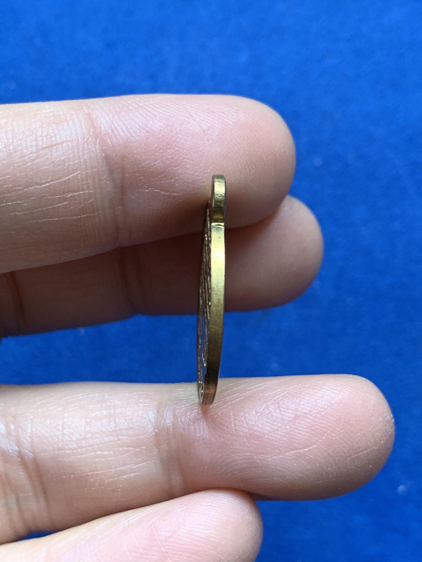 《竞宝斋》第370场 周日，周一 2场连拍 （全场包邮） 法国1856年皇太子拿破仑四世降世纪念镀金章，4.85克，23.6mm。少见品种，拿四主题的章牌不常见。镀层状态很好，小章金光闪闪，品相极佳。