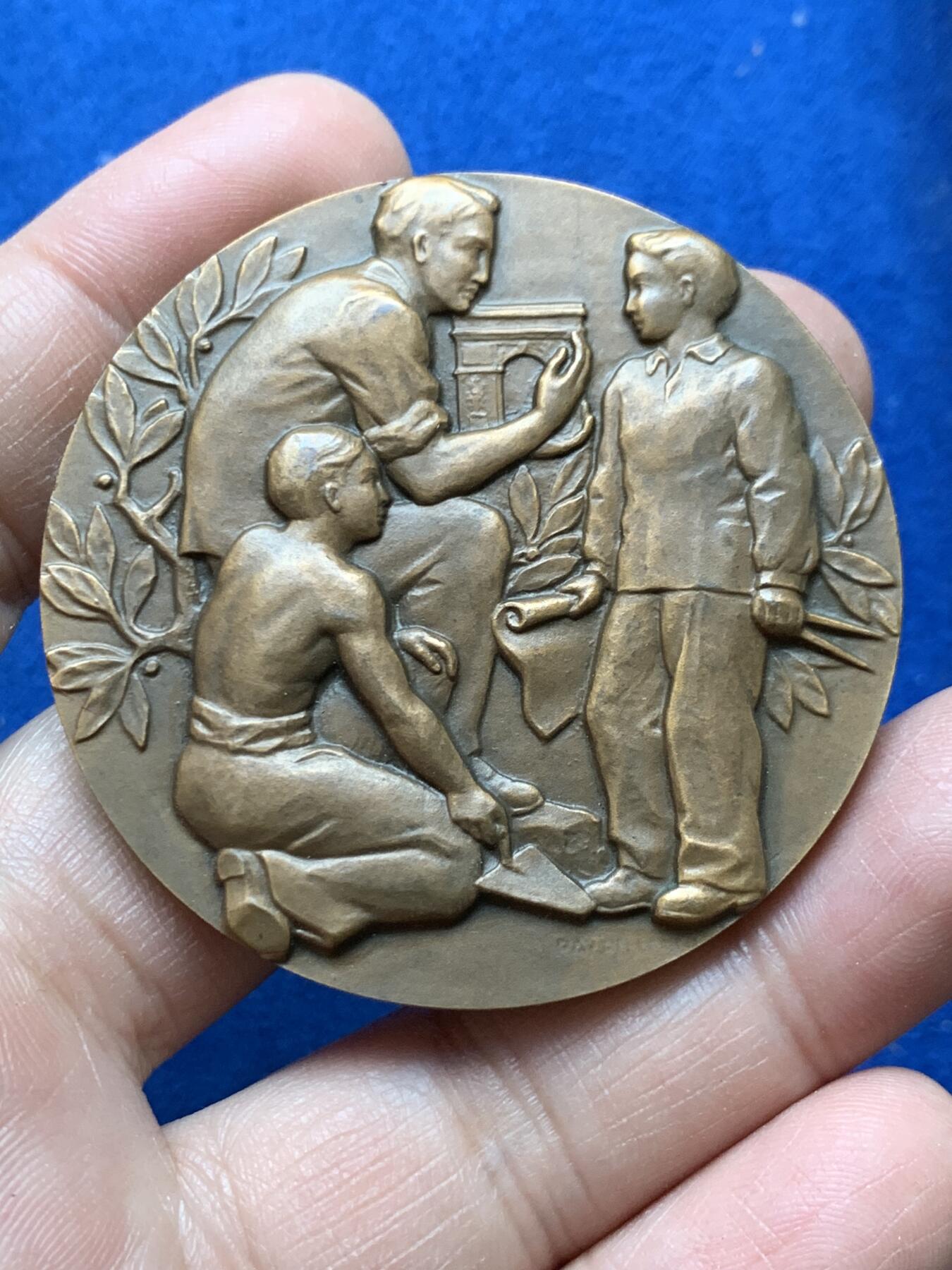 《竞宝斋》第370场 周日，周一 2场连拍 （全场包邮） 法国建筑艺术铜章 带盒 盒损坏 84.6克 54mm 丰饶角铜标