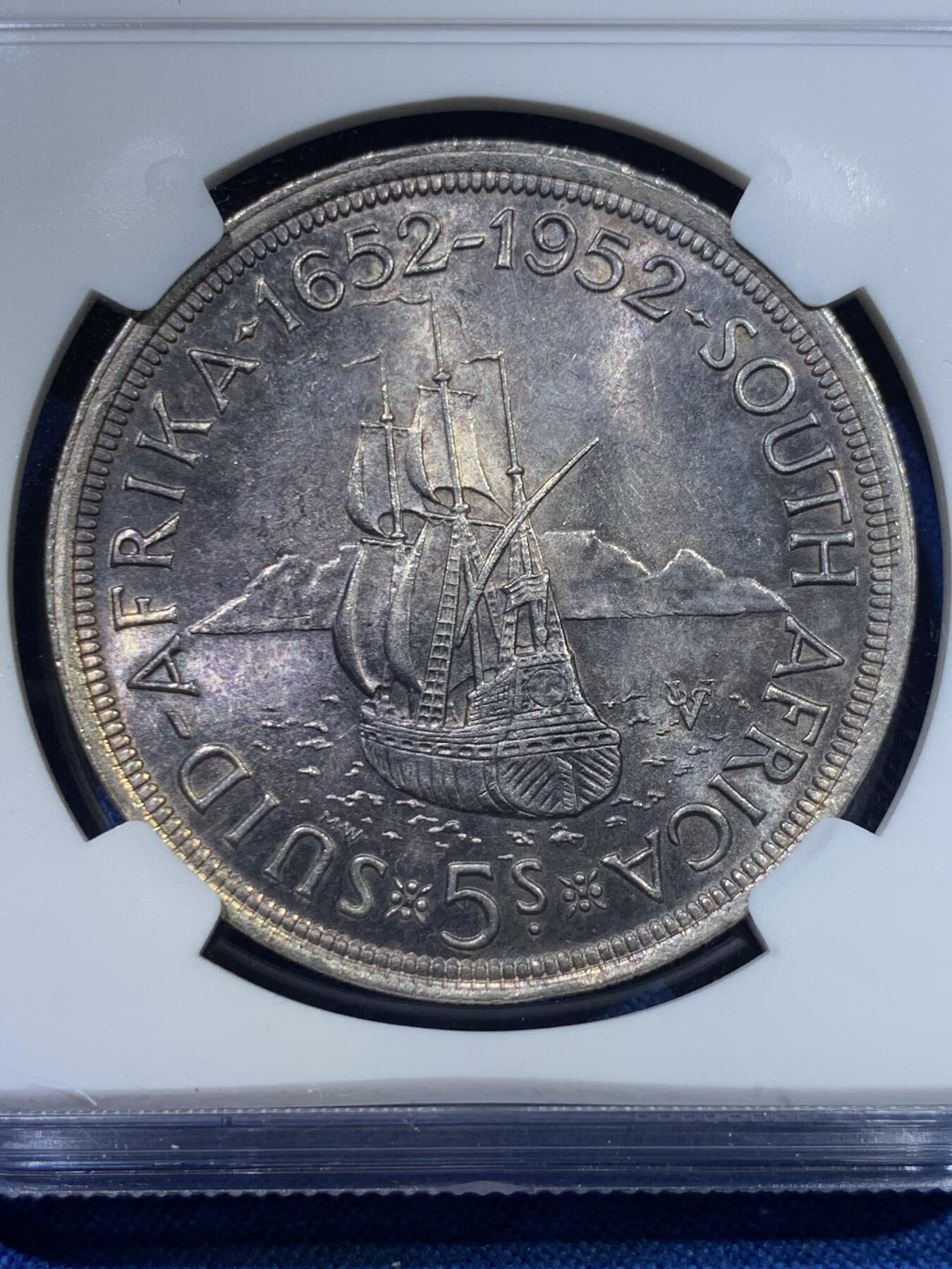 《竞宝斋》第370场 周日，周一 2场连拍 （全场包邮） NGC MS63 南非1952年5先令 经典品种 很少见的黑金包浆 非常漂亮 有历史感 两面转光带一点点彩