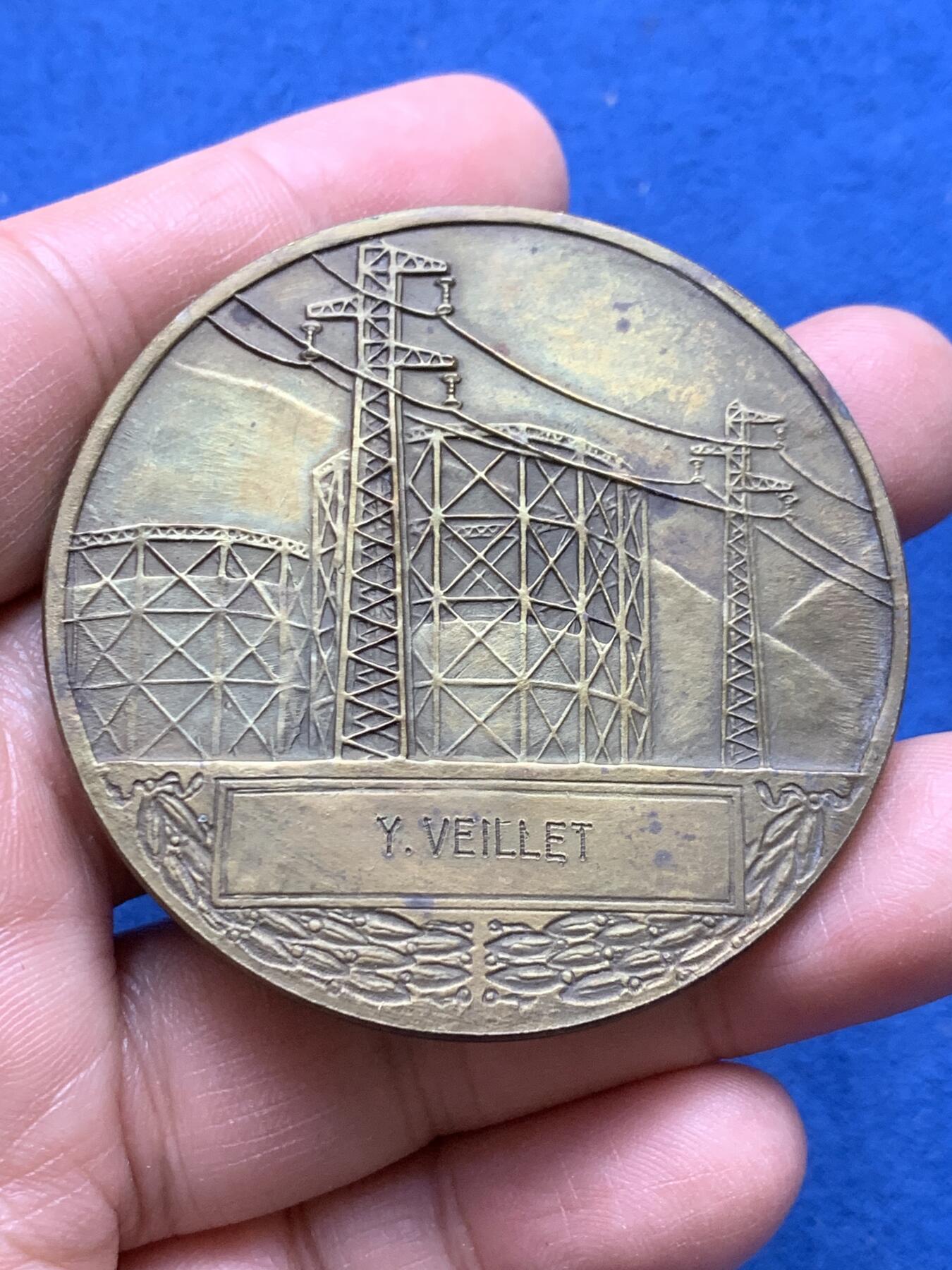 《竞宝斋》第370场 周日，周一 2场连拍 （全场包邮） 法国电力纪念铜章 带盒 70.6克 54.4mm 三角铜标