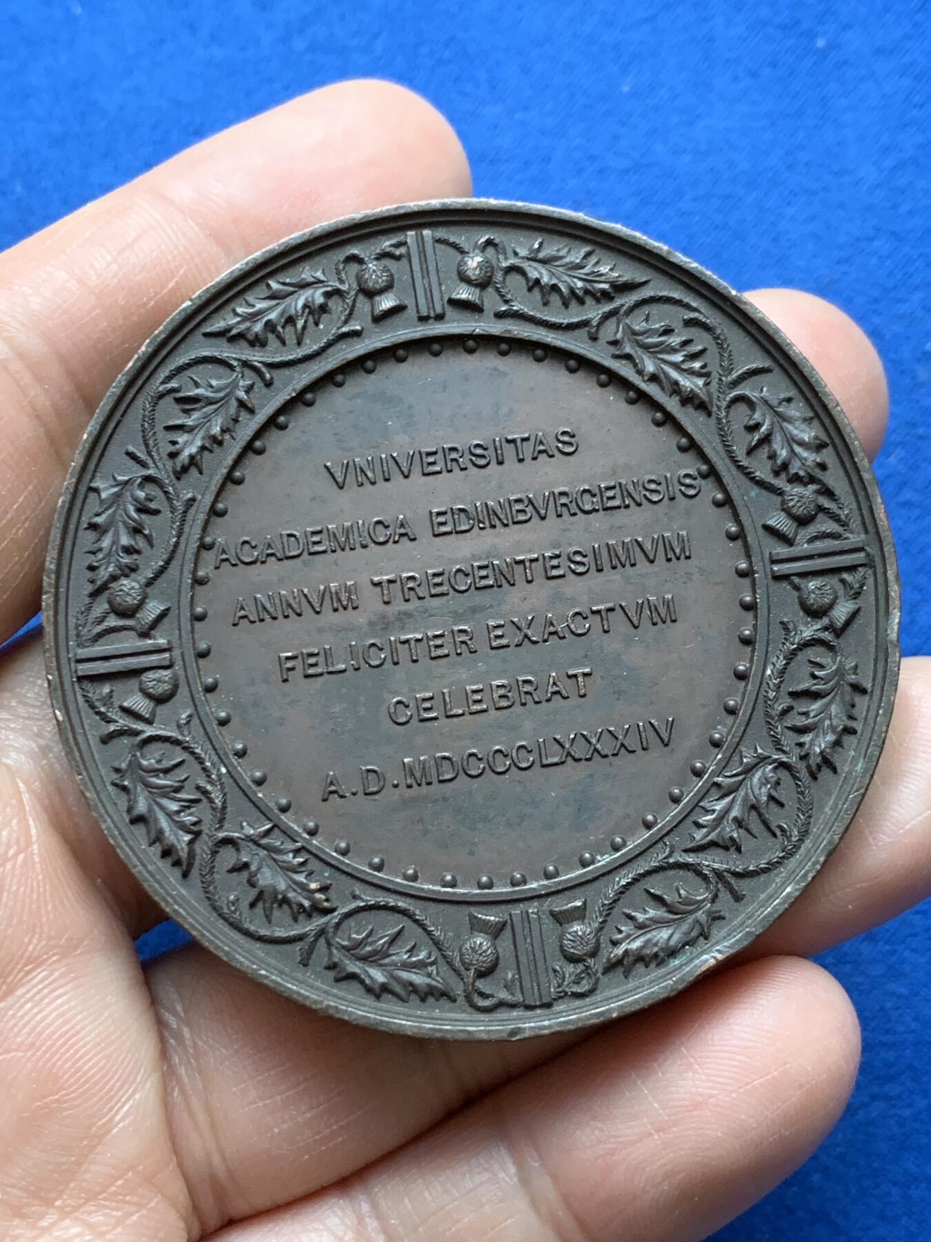 《竞宝斋》第370场 周日，周一 2场连拍 （全场包邮） 1884 年爱丁堡大学三百周年纪念奖章，52mm，92.1克