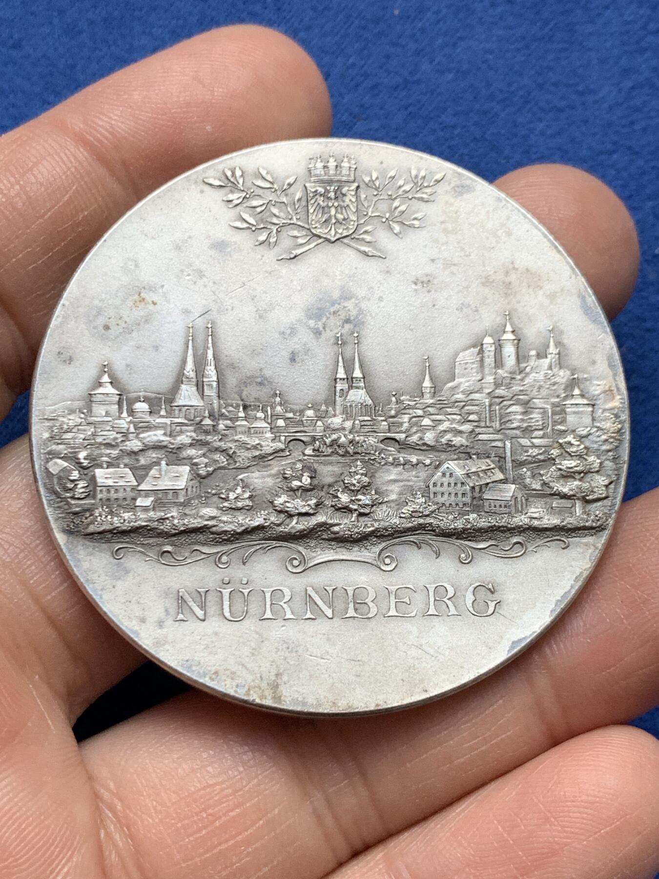 《竞宝斋》第370场 周日，周一 2场连拍 （全场包邮） 德国1906年纽伦堡城市景观镀银铜章，49.3克，50.2mm，很漂亮