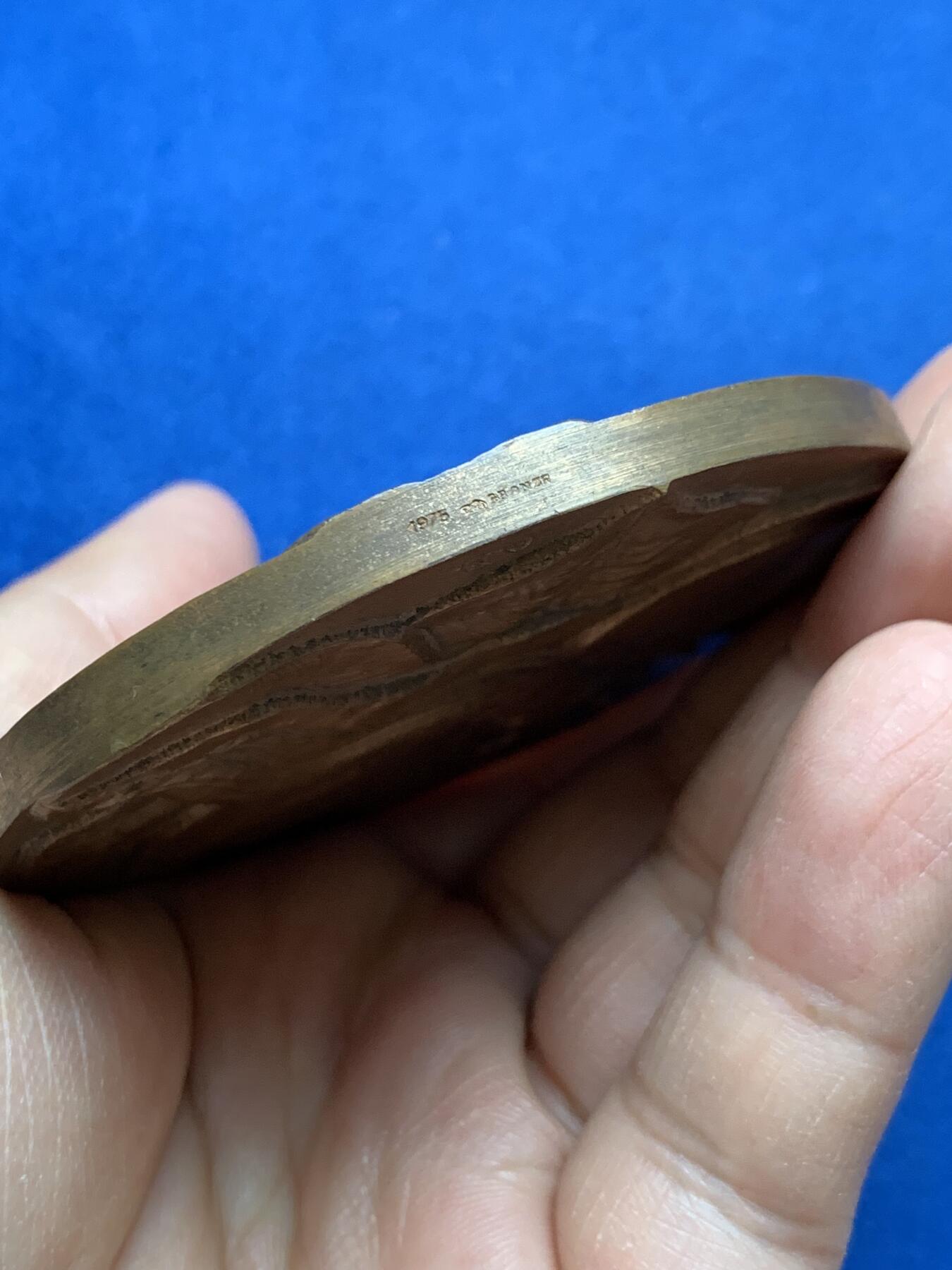 《竞宝斋》第370场 周日，周一 2场连拍 （全场包邮） 英国1975年画家伯恩琼斯 《国王与乞食少女》大铜章 231克 71.5mm 1975 丰饶角铜标