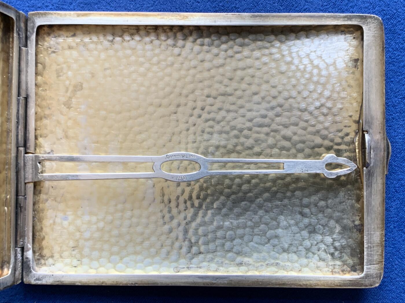 《竞宝斋》第370场 周日，周一 2场连拍 （全场包邮） 英国早期银制烟盒 上世纪初期制作历经百年沧桑，鱼籽地章捶压内盒鎏金工艺，别卡上90银标，重约114.5克，外尺寸约：104*78*11毫米。内部非常清洁，没有这类常见的污渍包浆等瑕疵，作为实用器而言整体保存状态很舒服，可放无过滤嘴或短支款型亦可作为卡片盒使用。