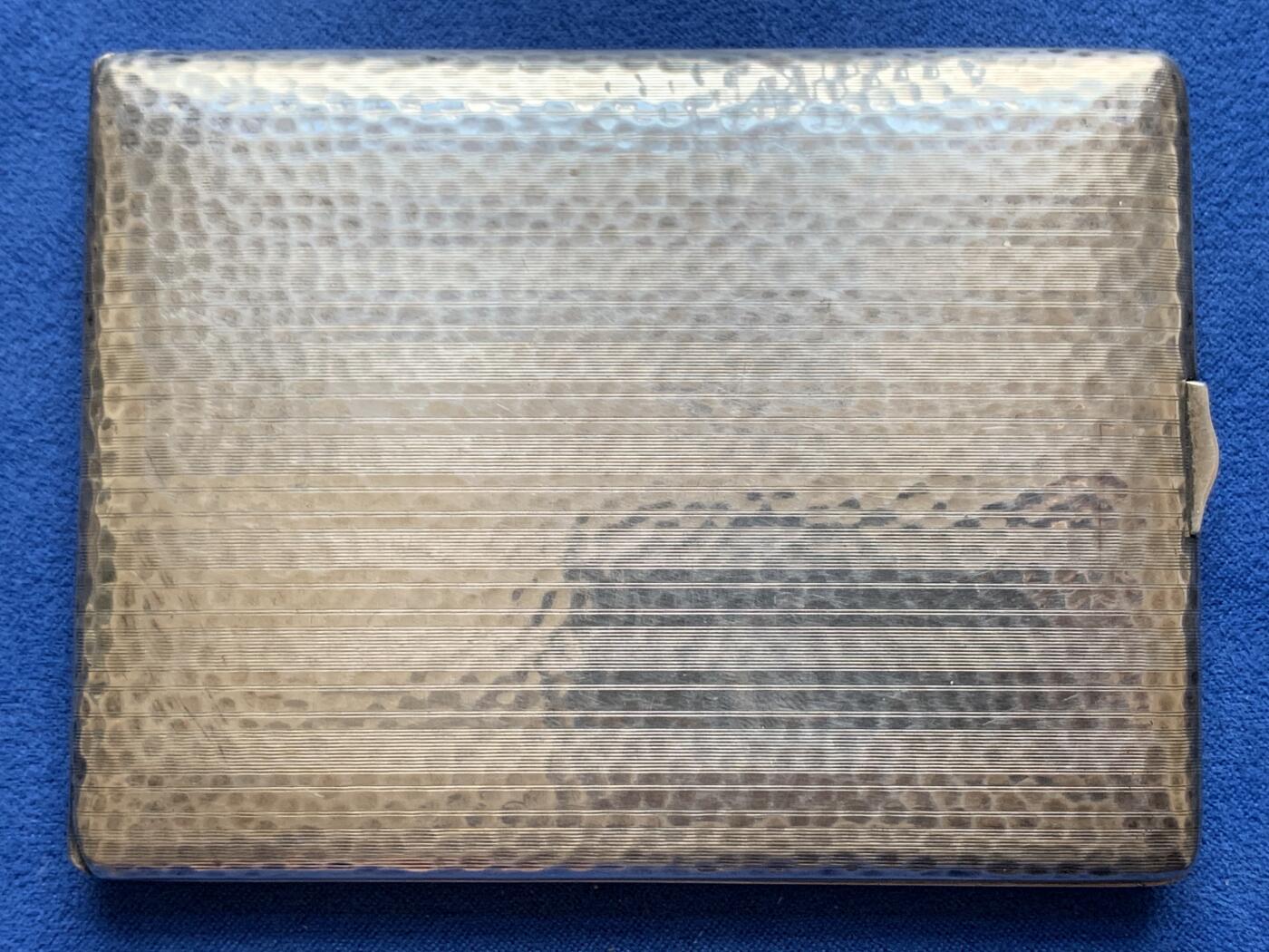 《竞宝斋》第370场 周日，周一 2场连拍 （全场包邮） 英国早期银制烟盒 上世纪初期制作历经百年沧桑，鱼籽地章捶压内盒鎏金工艺，别卡上90银标，重约114.5克，外尺寸约：104*78*11毫米。内部非常清洁，没有这类常见的污渍包浆等瑕疵，作为实用器而言整体保存状态很舒服，可放无过滤嘴或短支款型亦可作为卡片盒使用。