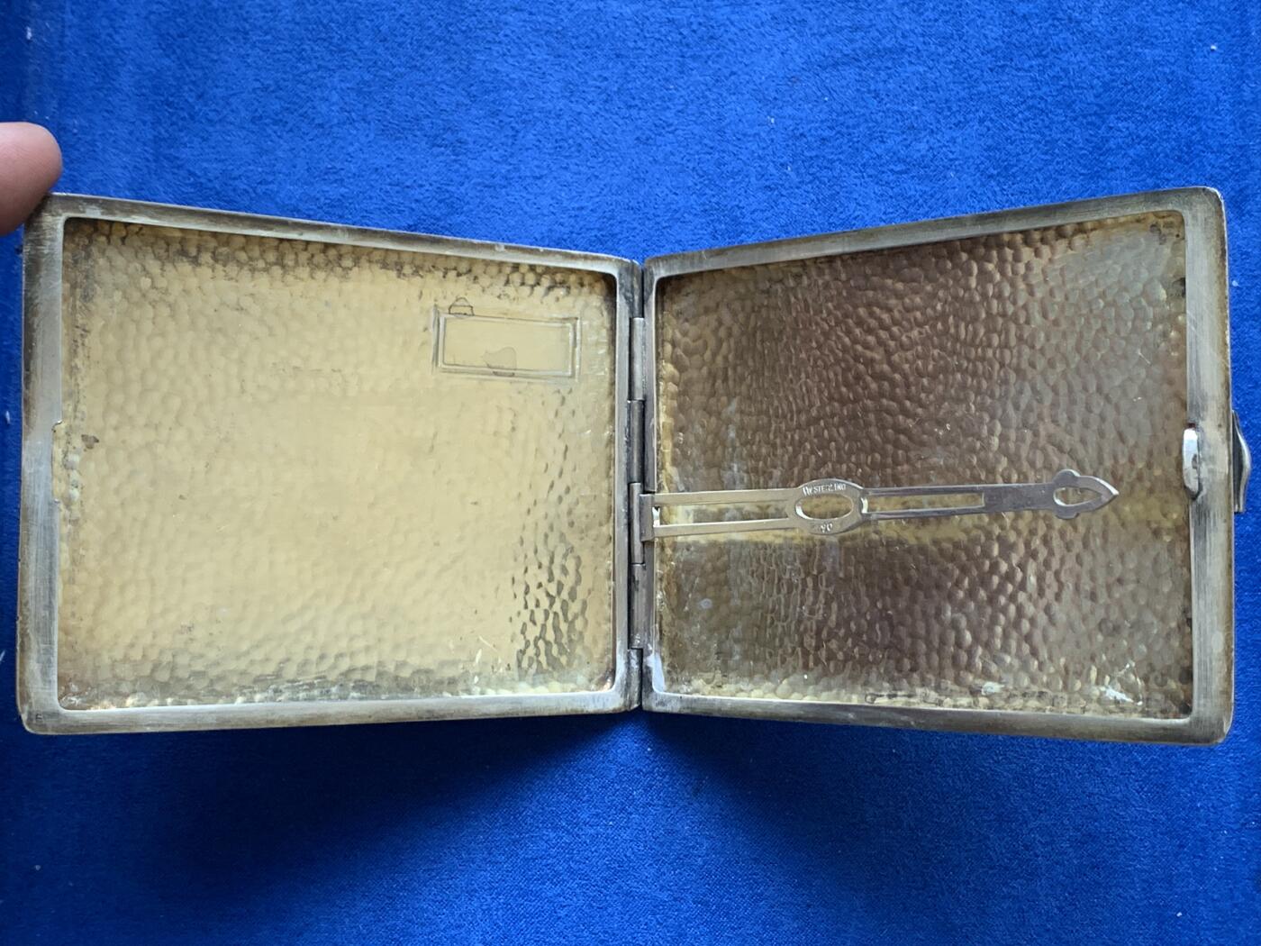 《竞宝斋》第370场 周日，周一 2场连拍 （全场包邮） 英国早期银制烟盒 上世纪初期制作历经百年沧桑，鱼籽地章捶压内盒鎏金工艺，别卡上90银标，重约114.5克，外尺寸约：104*78*11毫米。内部非常清洁，没有这类常见的污渍包浆等瑕疵，作为实用器而言整体保存状态很舒服，可放无过滤嘴或短支款型亦可作为卡片盒使用。