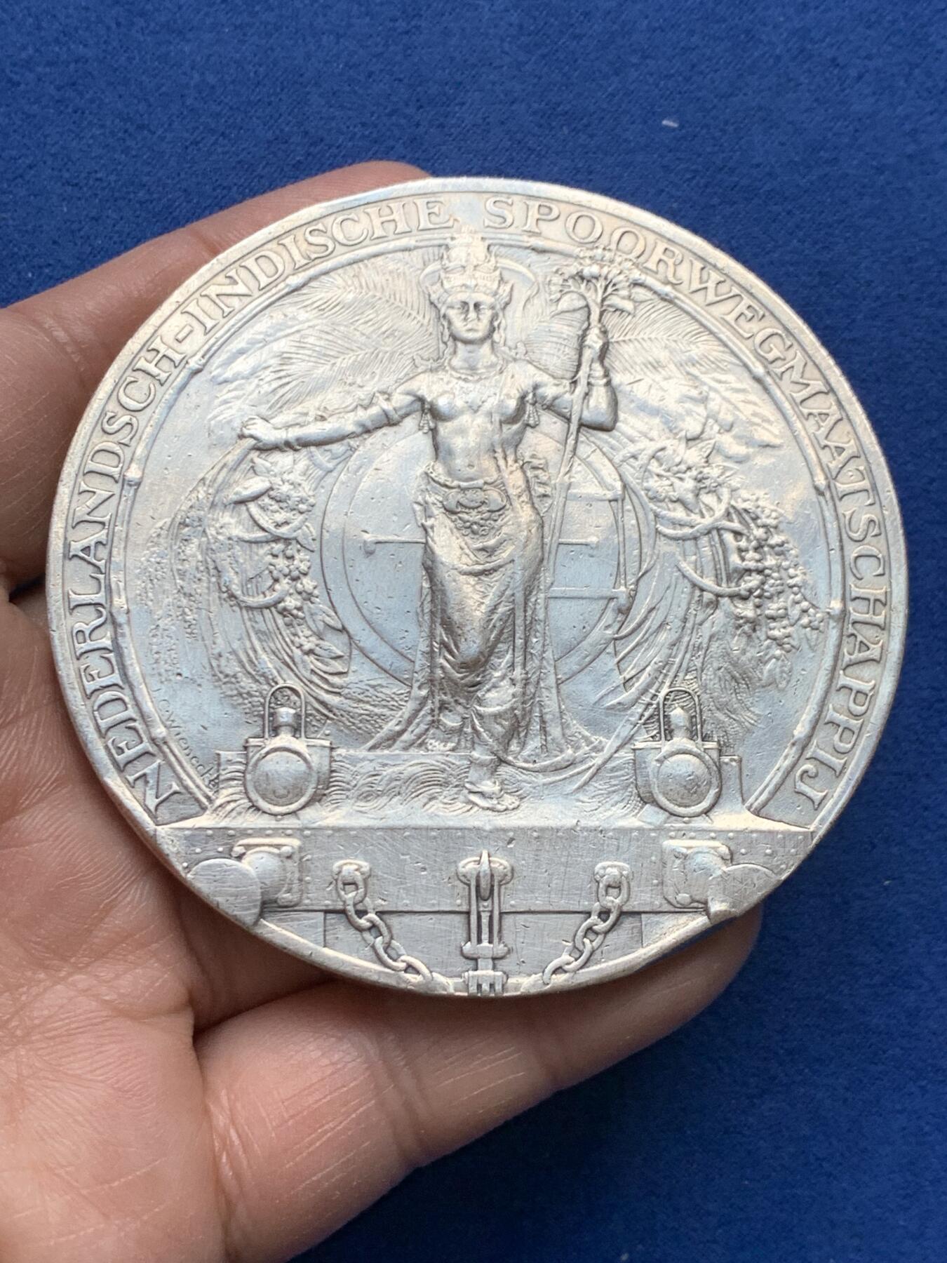 《竞宝斋》第370场 周日，周一 2场连拍 （全场包邮） 荷兰东印度1863-1913年铁路公司50周年纪念大银章 罕见 181.1克 75.8mm