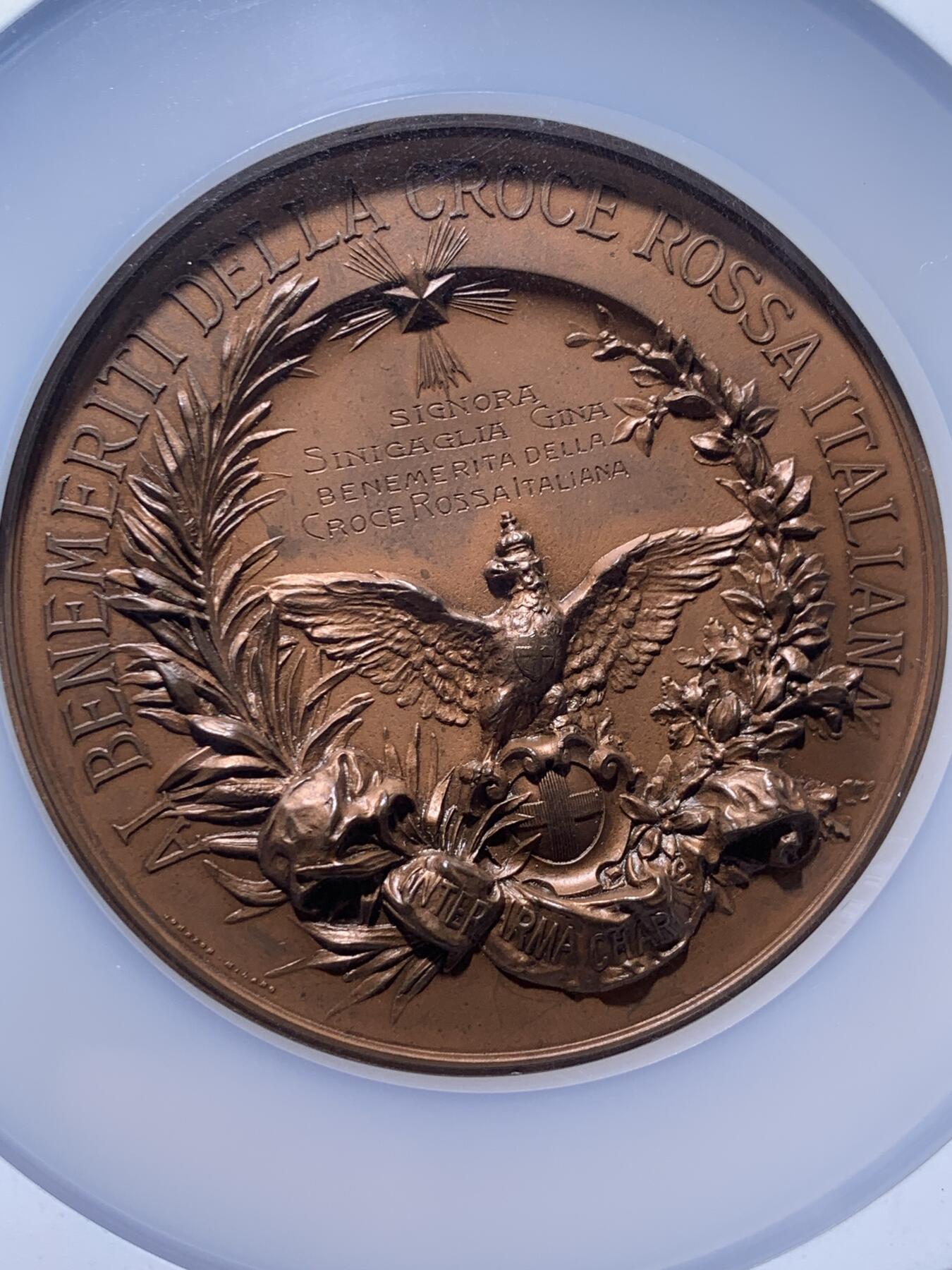 《竞宝斋》第370场 周日，周一 2场连拍 （全场包邮） NGC MS64BN 意大利红十字会纪念铜章 雕刻大师Cappuccio作品（代表作哥伦布发现新大陆铜章），直径68mm，该奖章用颁发给对意大利红十字会做出巨大贡献的人士，数量稀少。双面写实的超高浮雕，体现了掌上雕塑的魅力，且玩且珍惜。加大加厚盒