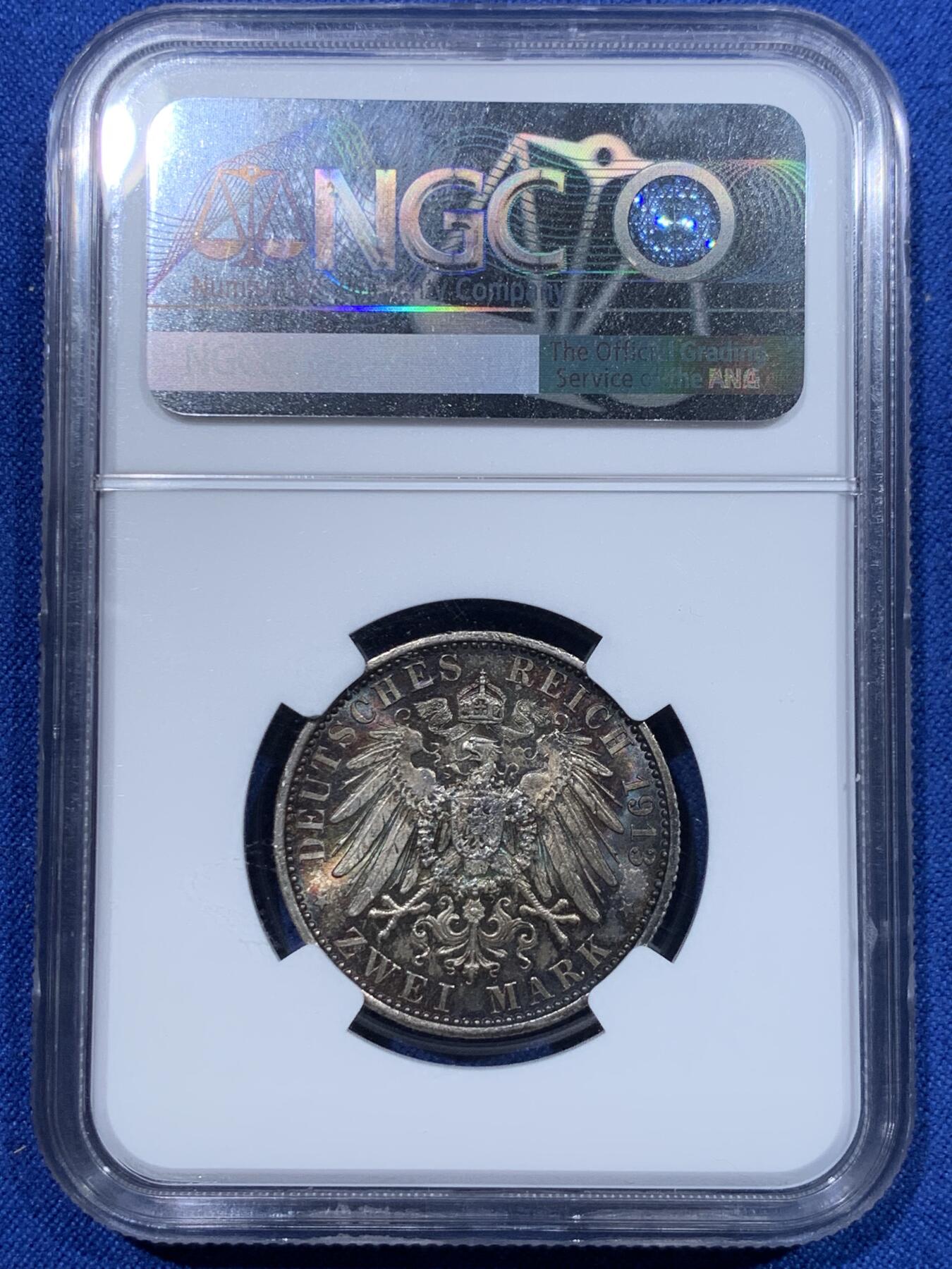 《竞宝斋》第370场 周日，周一 2场连拍 （全场包邮） NGC MS63 德国 1913年A 威廉二世2马克 银币 底板转光同时带浓郁五彩包浆，底板状态好。