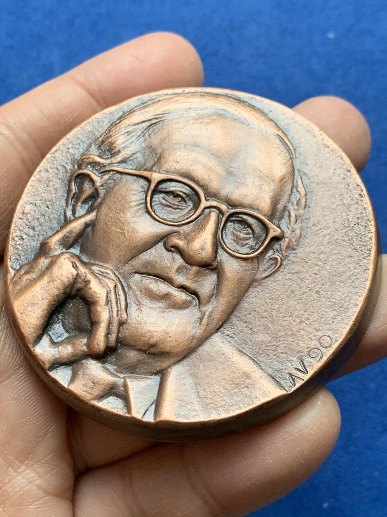 《竞宝斋》第370场 周日，周一 2场连拍 （全场包邮） 剑桥菲茨威廉博物馆委托制作 的格里尔森 铜质奖章 背面则刻有拜占庭硬币、钱币书、冈维尔与凯斯学院荣誉之门的景色 难得品种 159.2克 62mm 