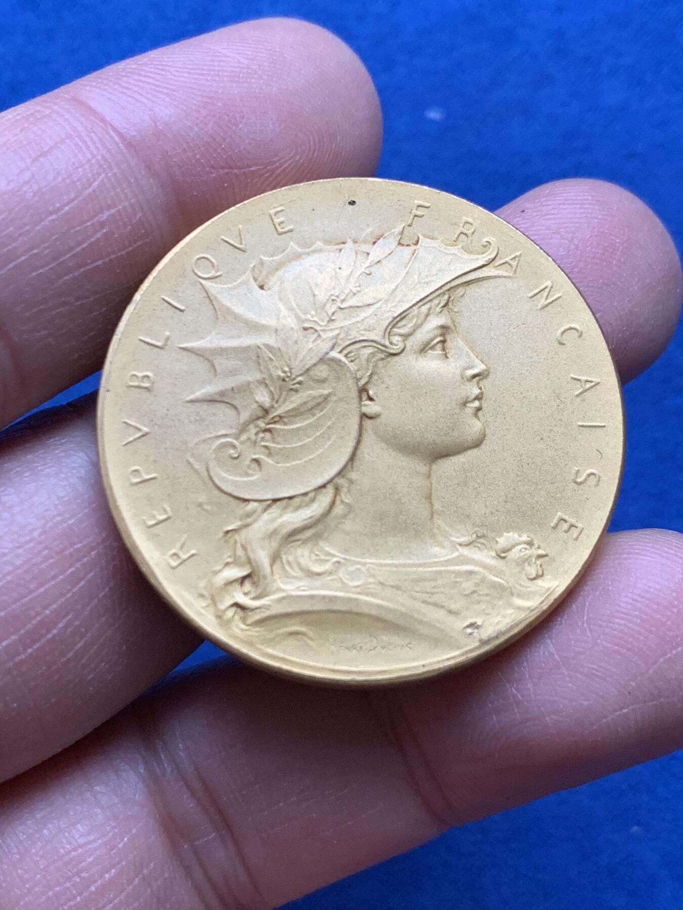 《竞宝斋》第370场 周日，周一 2场连拍 （全场包邮） 法国戎装玛丽安娜镀金铜章 带盒 26.4克 36.3mm 丰饶角铜标