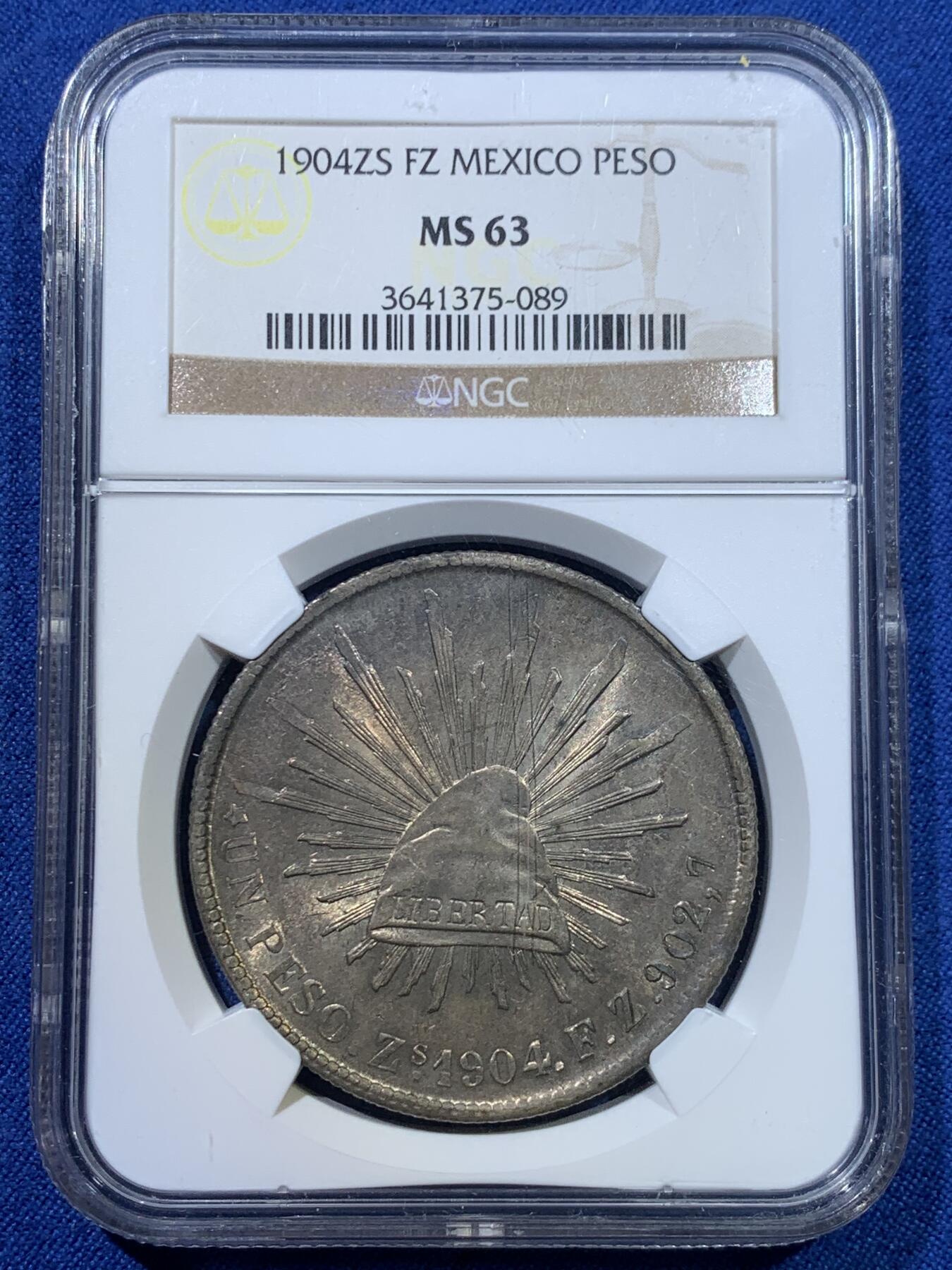 《竞宝斋》第370场 周日，周一 2场连拍 （全场包邮） NGC MS63 墨西哥 1904年ZS FZ 鹰洋1比索 银币 底板转光，双面淡金色原味包浆，状态非常不错，老盒严评（盒子表面有个浅划痕非币面）