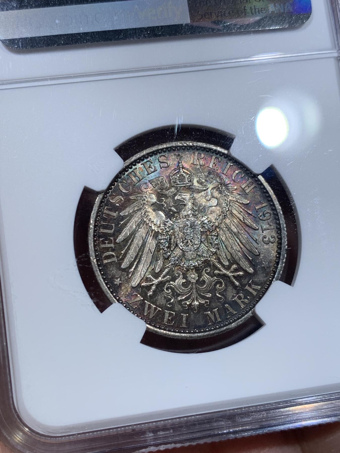 《竞宝斋》第370场 周日，周一 2场连拍 （全场包邮） NGC MS63 德国 1913年A 威廉二世2马克 银币 底板转光同时带浓郁五彩包浆，底板状态好。