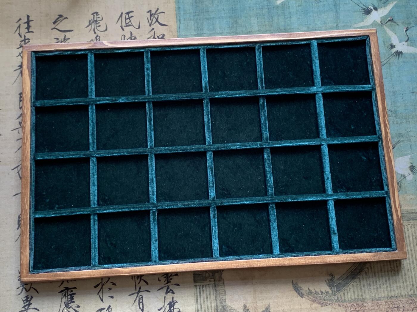 《竞宝斋》第370场 周日，周一 2场连拍 （全场包邮） 意大利Abafil收纳托盘，24格，单格直径47mm 外尺寸约348mmX220mm