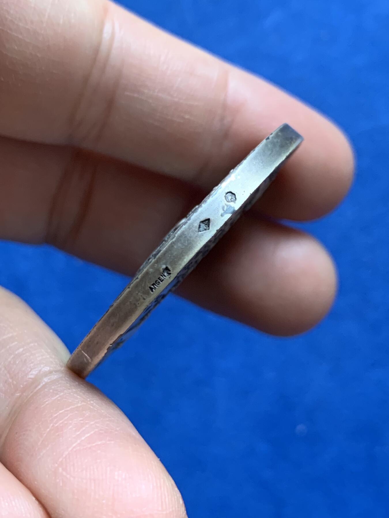 《竞宝斋》第370场 周日，周一 2场连拍 （全场包邮） 法国二战国家战俘联盟纪念银章 带盒 菱形野猪头银标 47.85克 41.5mm