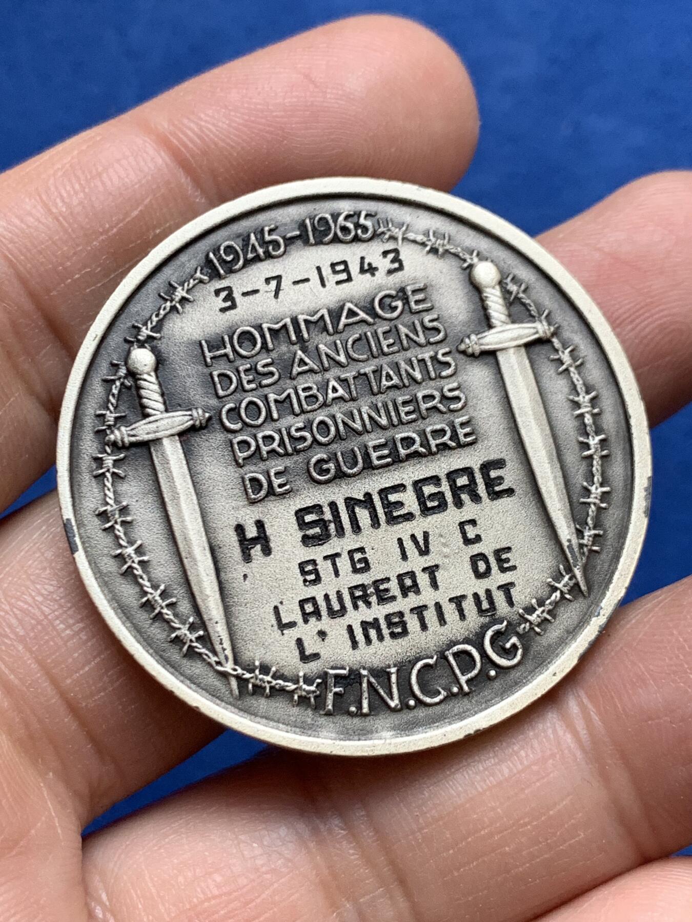 《竞宝斋》第370场 周日，周一 2场连拍 （全场包邮） 法国二战国家战俘联盟纪念银章 带盒 菱形野猪头银标 47.85克 41.5mm