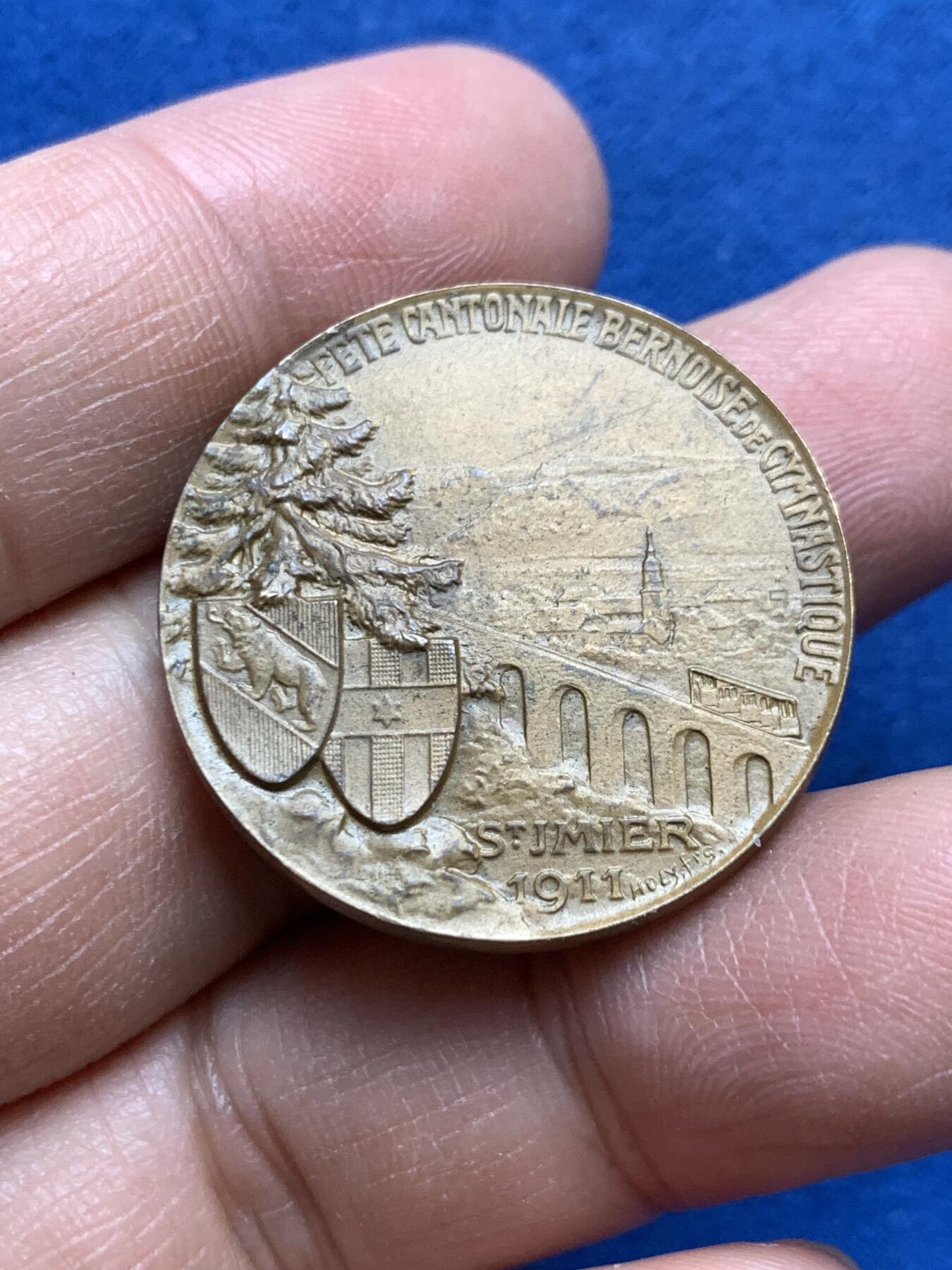 《竞宝斋》第370场 周日，周一 2场连拍 （全场包邮） 瑞士 1911年 伯尔尼 体操节 铜章 正面帅小伙 背面景观非常漂亮 16.1克 30.6mm