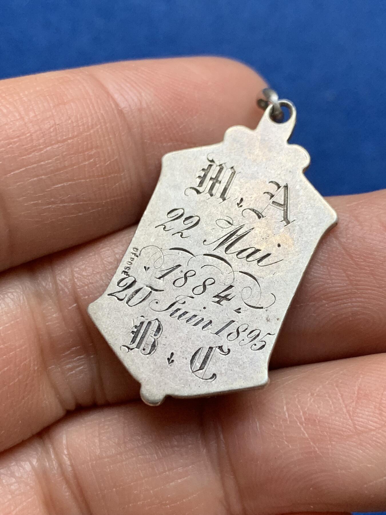 《竞宝斋》第370场 周日，周一 2场连拍 （全场包邮） 1884年银质奖牌 带吊环重约6.2克 造型别致