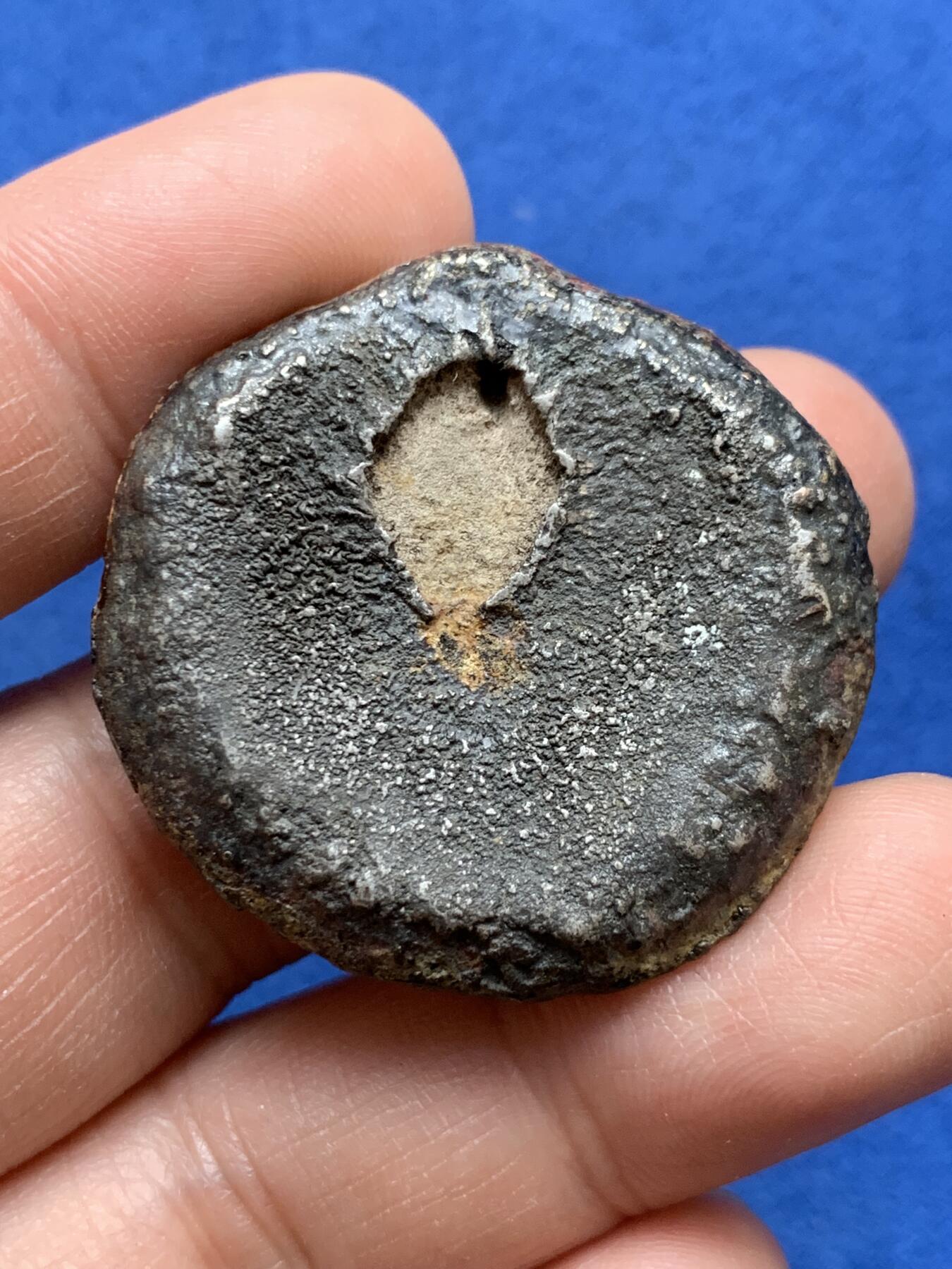 《竞宝斋》第370场 周日，周一 2场连拍 （全场包邮） 兰纳.澜沧王国托克银锭 17至18世纪铸行于兰纳和澜沧王国(今泰北及老挝)，先在半圆形模具中浇铸后在铸锭边缘打孔以便于穿串保存使用。重约64.3克，36.8*10毫米。相当于同时期泰南4铢银以及云南2两银锭！该类通常顶部呈银黑色，底部呈黄棕及红色，这种情况归因于银合金中少量硫化物析出及脱模剂残留。此枚较同品种而言已算高银，近未使用品，包浆浑厚，底部残留原始银光和脱模痕。