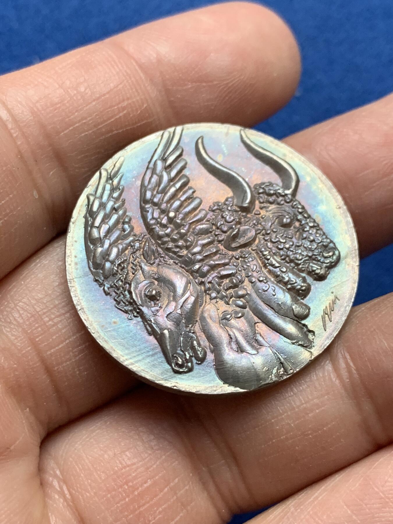 《竞宝斋》第370场 周日，周一 2场连拍 （全场包邮） 瑞士苏黎世 1973年“瑞士国家博物馆-飞马座马与牛头怪公牛”银章 超美五彩 18克 33.1mm