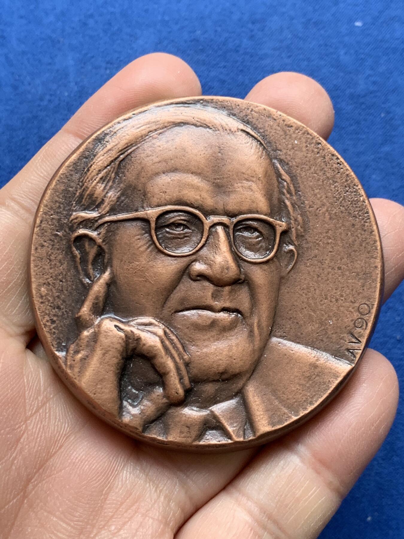 《竞宝斋》第370场 周日，周一 2场连拍 （全场包邮） 剑桥菲茨威廉博物馆委托制作 的格里尔森 铜质奖章 背面则刻有拜占庭硬币、钱币书、冈维尔与凯斯学院荣誉之门的景色 难得品种 159.2克 62mm 