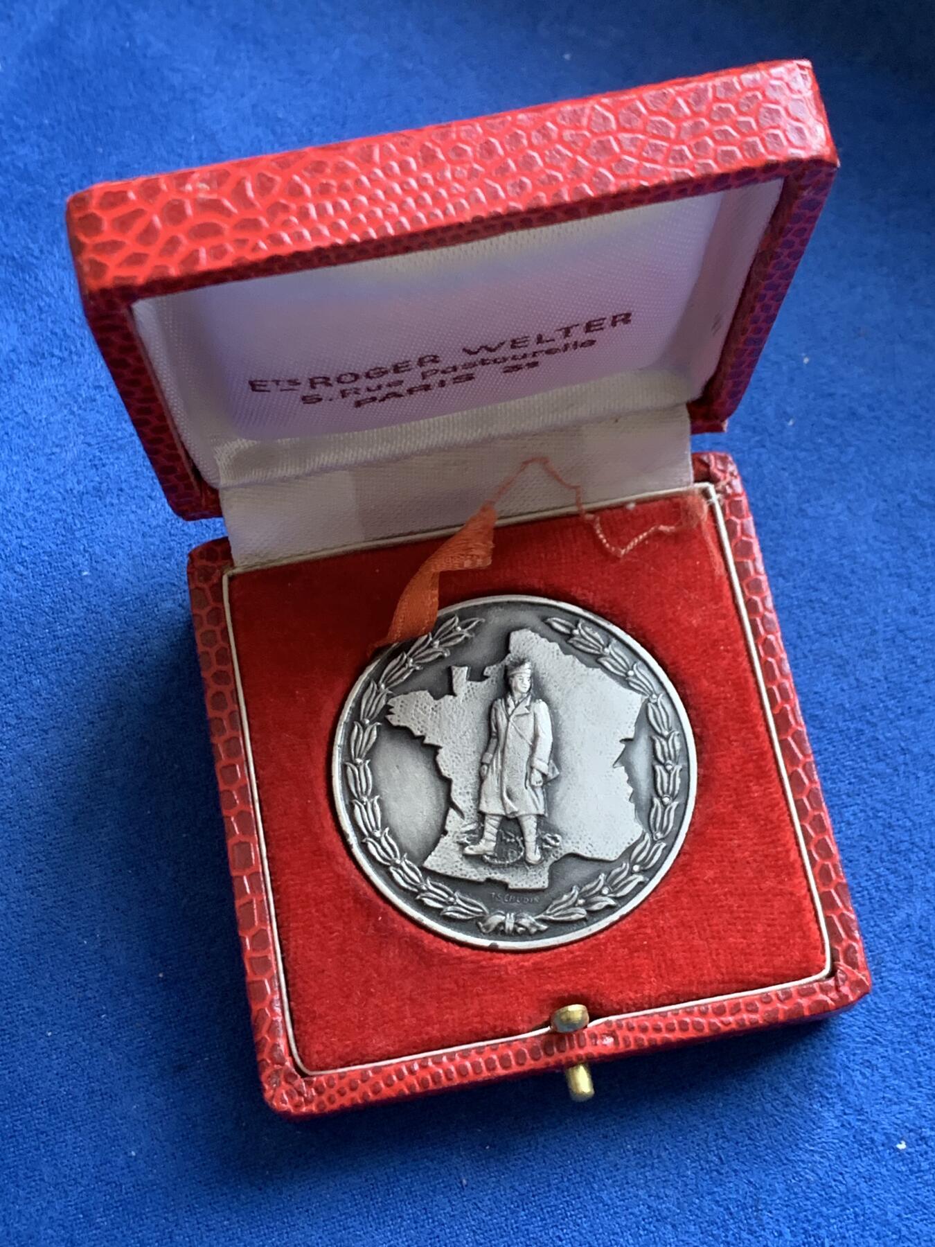 《竞宝斋》第370场 周日，周一 2场连拍 （全场包邮） 法国二战国家战俘联盟纪念银章 带盒 菱形野猪头银标 47.85克 41.5mm