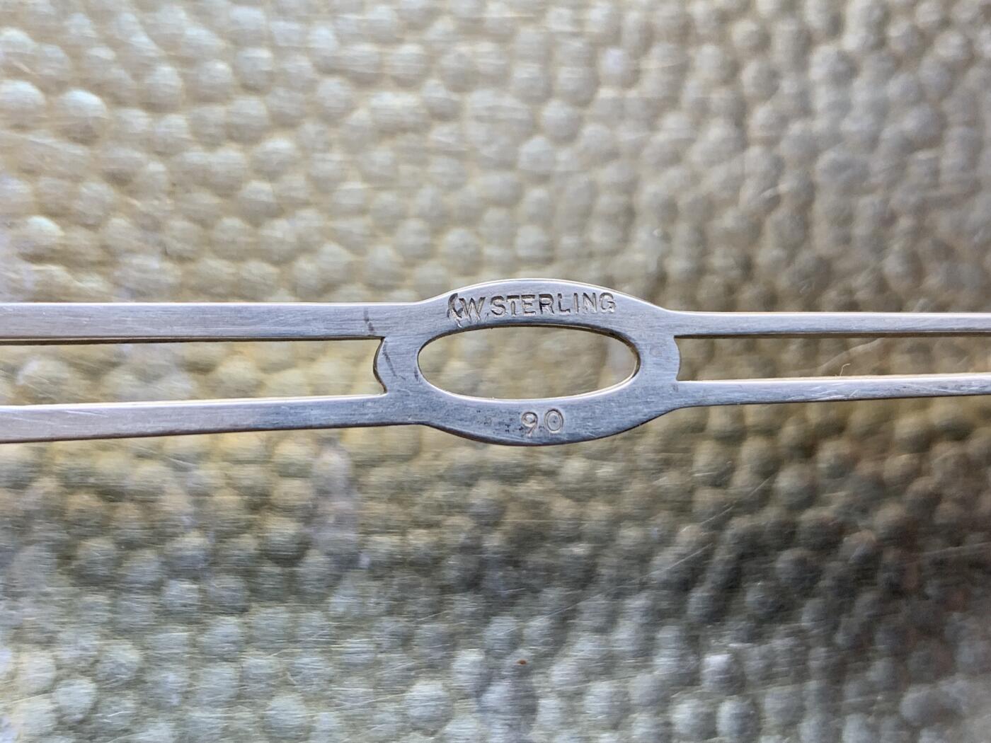 《竞宝斋》第370场 周日，周一 2场连拍 （全场包邮） 英国早期银制烟盒 上世纪初期制作历经百年沧桑，鱼籽地章捶压内盒鎏金工艺，别卡上90银标，重约114.5克，外尺寸约：104*78*11毫米。内部非常清洁，没有这类常见的污渍包浆等瑕疵，作为实用器而言整体保存状态很舒服，可放无过滤嘴或短支款型亦可作为卡片盒使用。