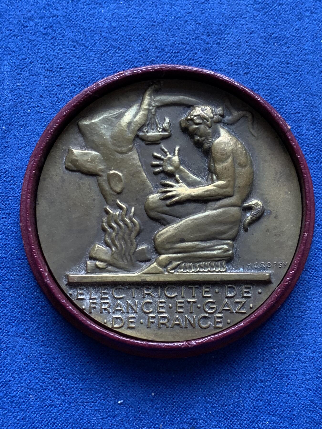 《竞宝斋》第370场 周日，周一 2场连拍 （全场包邮） 法国电力纪念铜章 带盒 70.6克 54.4mm 三角铜标