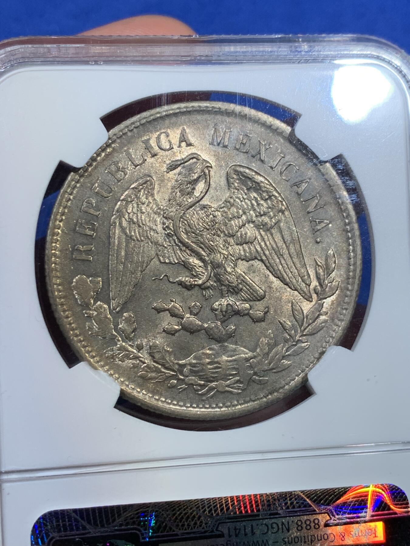 《竞宝斋》第370场 周日，周一 2场连拍 （全场包邮） NGC MS63 墨西哥 1904年ZS FZ 鹰洋1比索 银币 底板转光，双面淡金色原味包浆，状态非常不错，老盒严评（盒子表面有个浅划痕非币面）