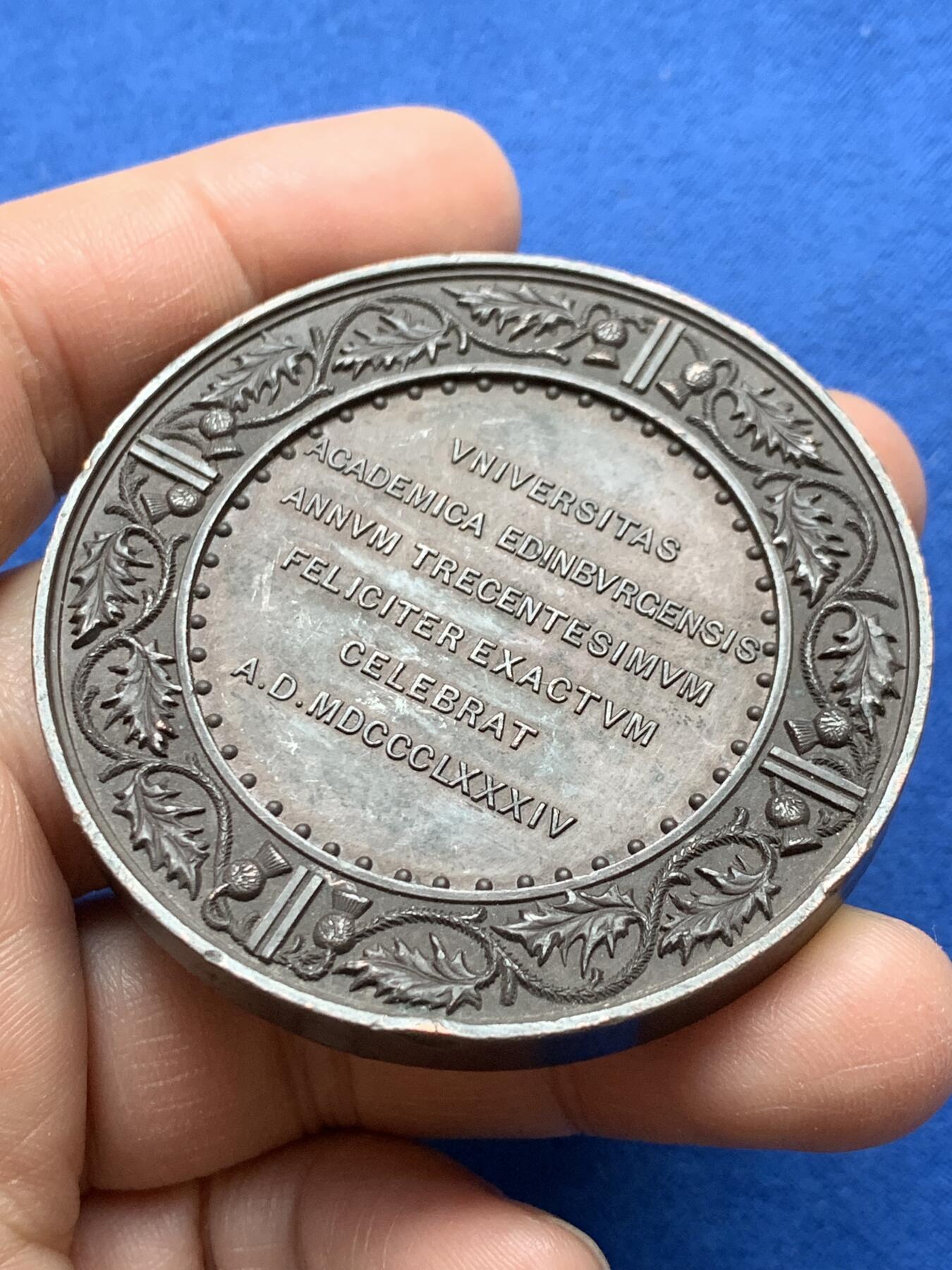 《竞宝斋》第370场 周日，周一 2场连拍 （全场包邮） 1884 年爱丁堡大学三百周年纪念奖章，52mm，92.1克