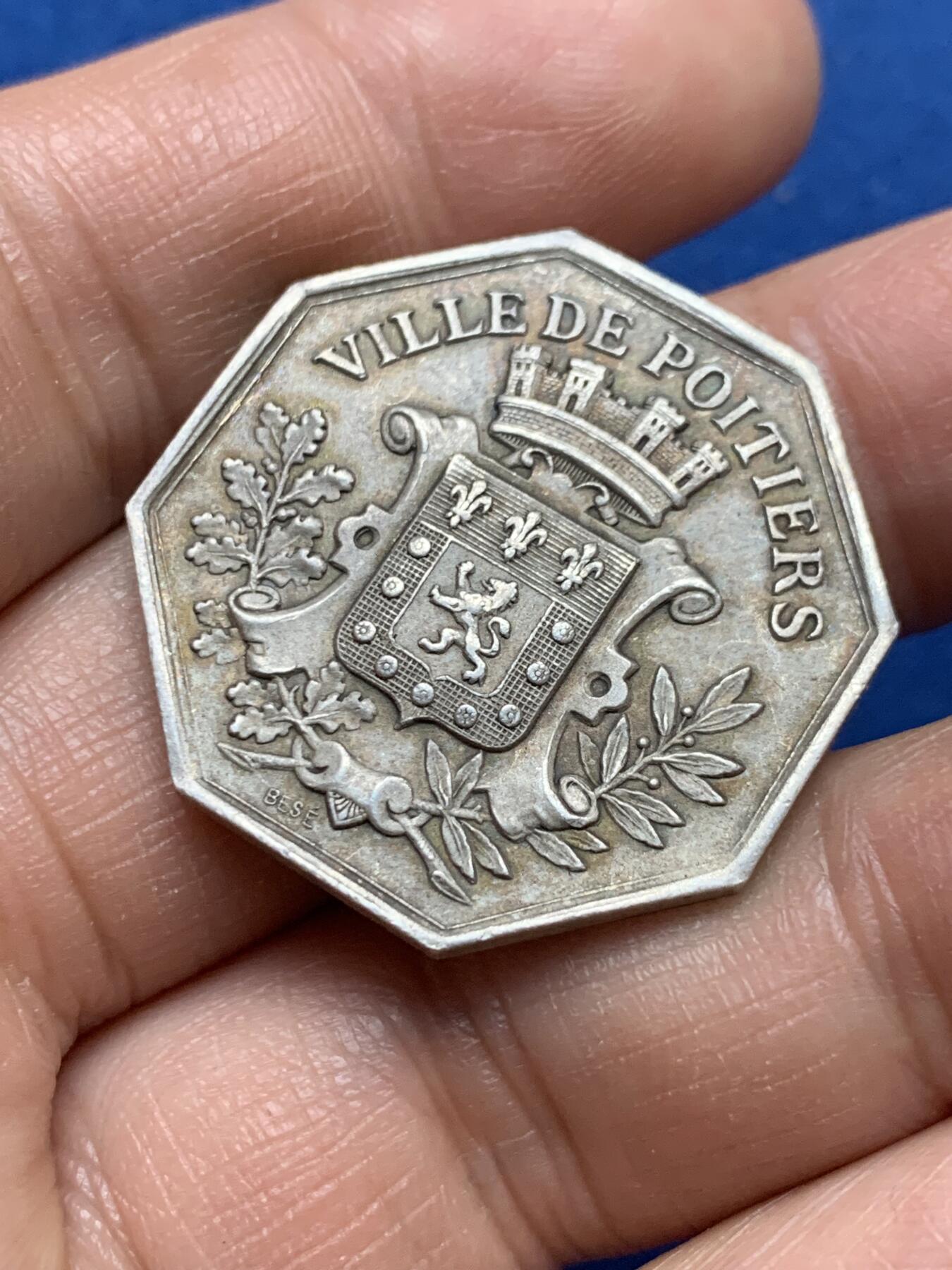 《竞宝斋》第370场 周日，周一 2场连拍 （全场包邮） 法国普瓦捷储蓄银行八角银代币 丰饶角银标 14.5克 30.3mm