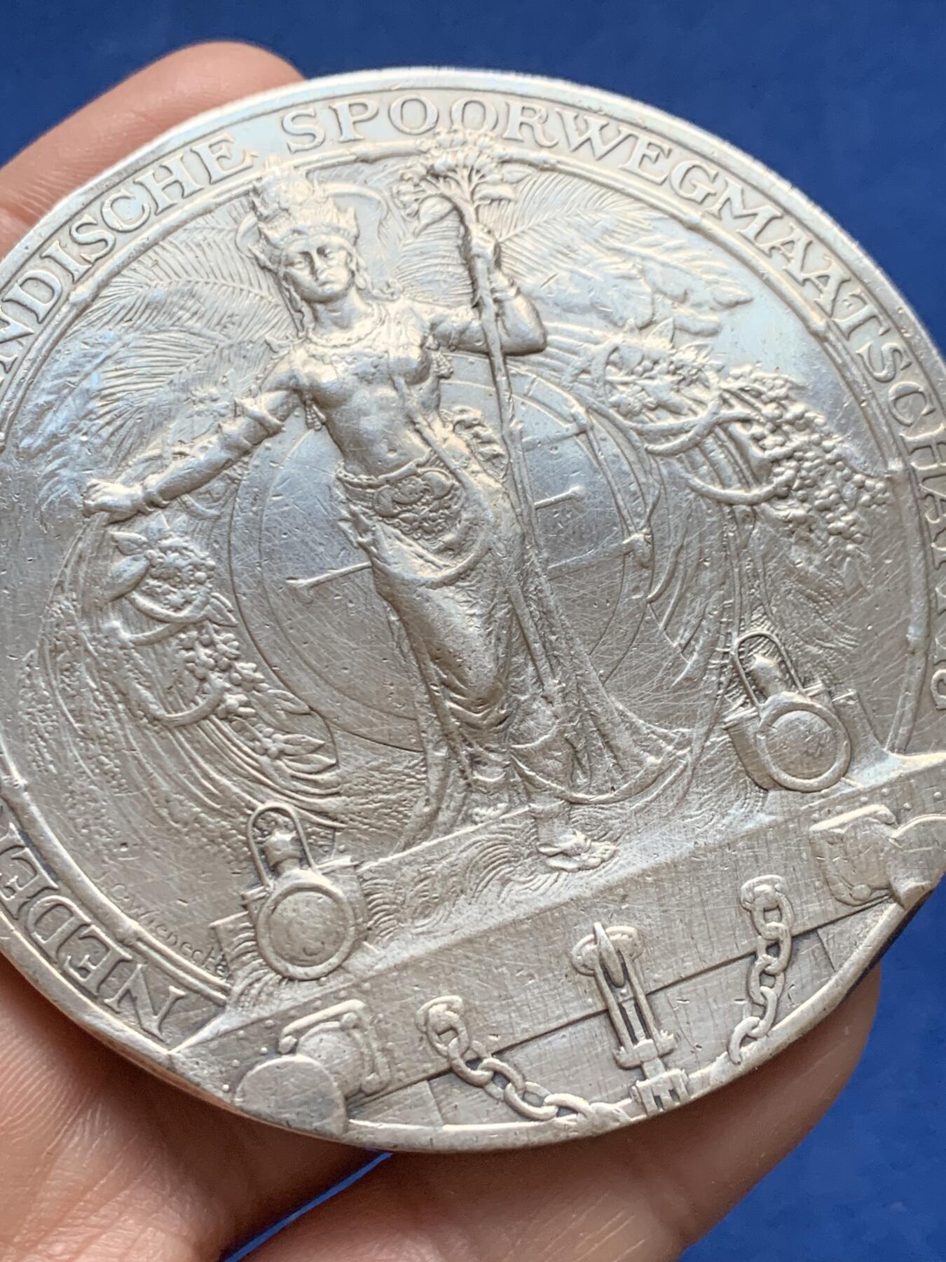 《竞宝斋》第370场 周日，周一 2场连拍 （全场包邮） 荷兰东印度1863-1913年铁路公司50周年纪念大银章 罕见 181.1克 75.8mm