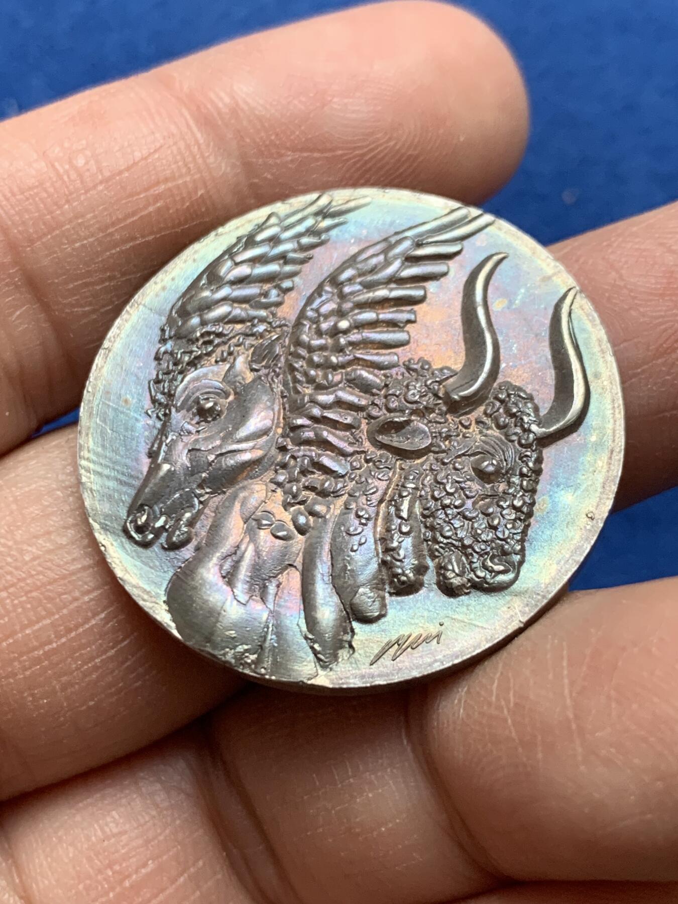 《竞宝斋》第370场 周日，周一 2场连拍 （全场包邮） 瑞士苏黎世 1973年“瑞士国家博物馆-飞马座马与牛头怪公牛”银章 超美五彩 18克 33.1mm