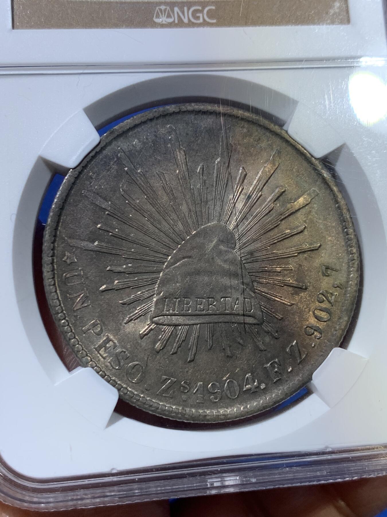 《竞宝斋》第370场 周日，周一 2场连拍 （全场包邮） NGC MS63 墨西哥 1904年ZS FZ 鹰洋1比索 银币 底板转光，双面淡金色原味包浆，状态非常不错，老盒严评（盒子表面有个浅划痕非币面）