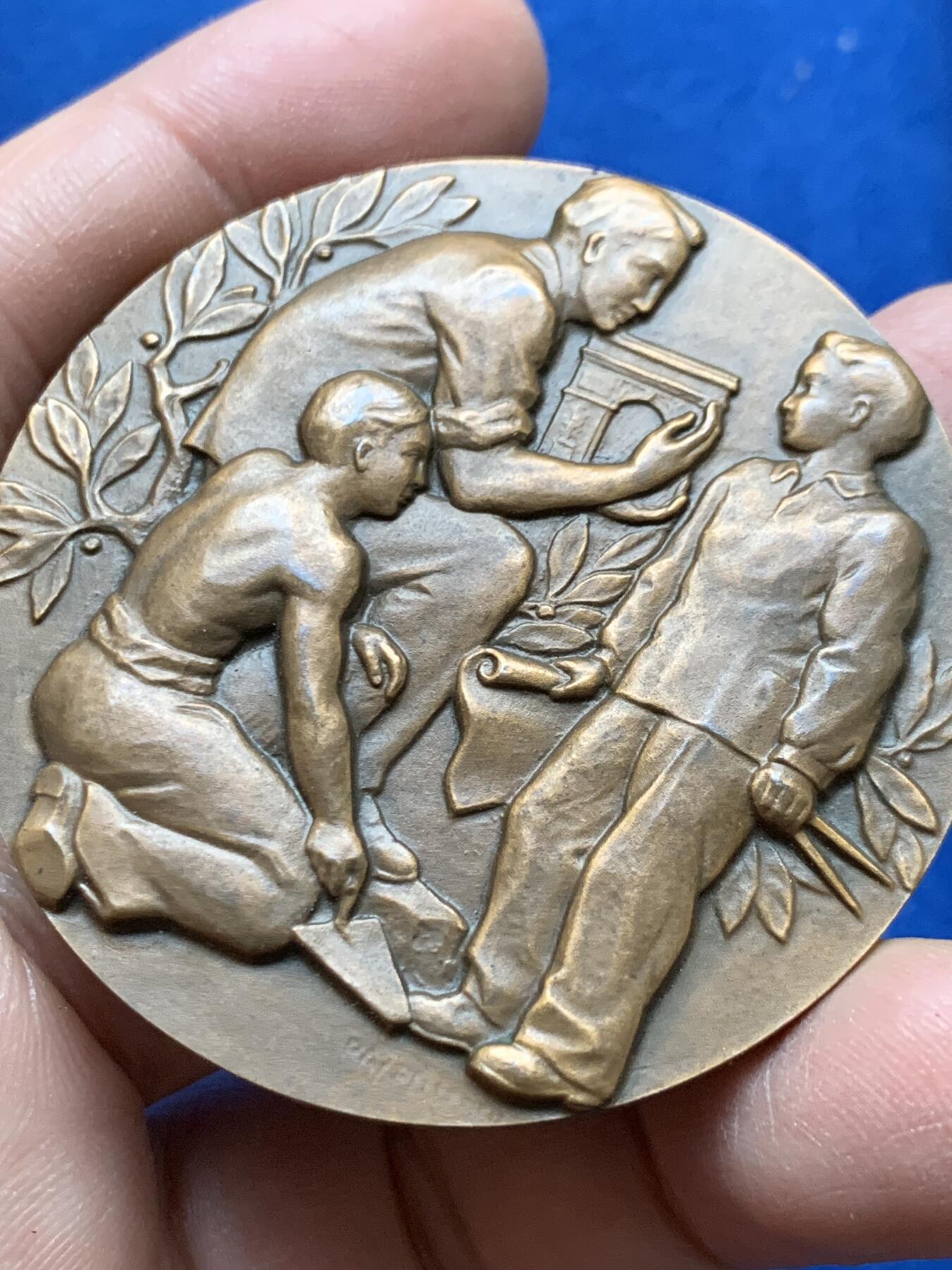 《竞宝斋》第370场 周日，周一 2场连拍 （全场包邮） 法国建筑艺术铜章 带盒 盒损坏 84.6克 54mm 丰饶角铜标