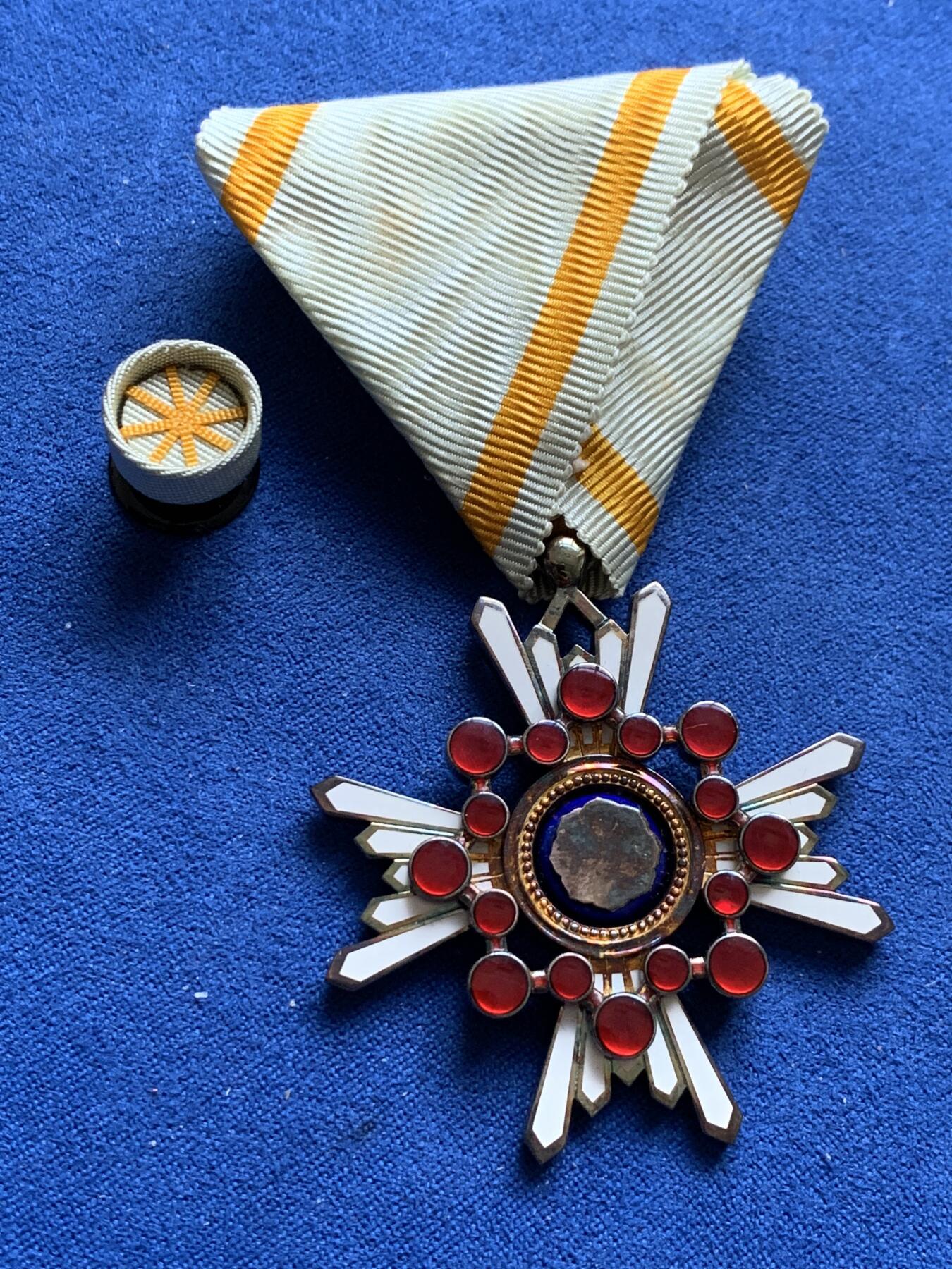 《竞宝斋》第370场 周日，周一 2场连拍 （全场包邮） 日本新五等瑞宝章 盒子保存得非常好 七宝烧也保存得非常完整