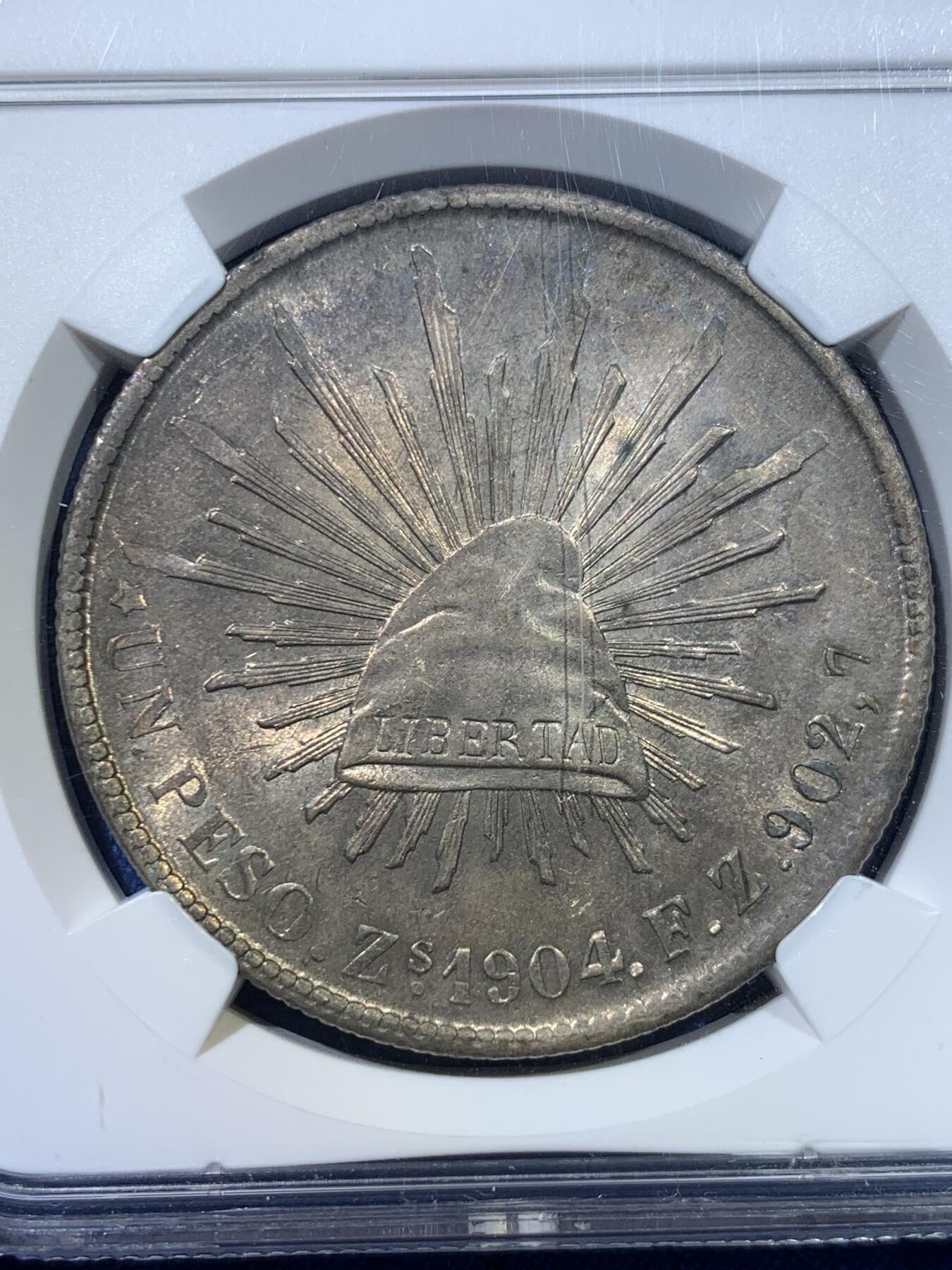 《竞宝斋》第370场 周日，周一 2场连拍 （全场包邮） NGC MS63 墨西哥 1904年ZS FZ 鹰洋1比索 银币 底板转光，双面淡金色原味包浆，状态非常不错，老盒严评（盒子表面有个浅划痕非币面）