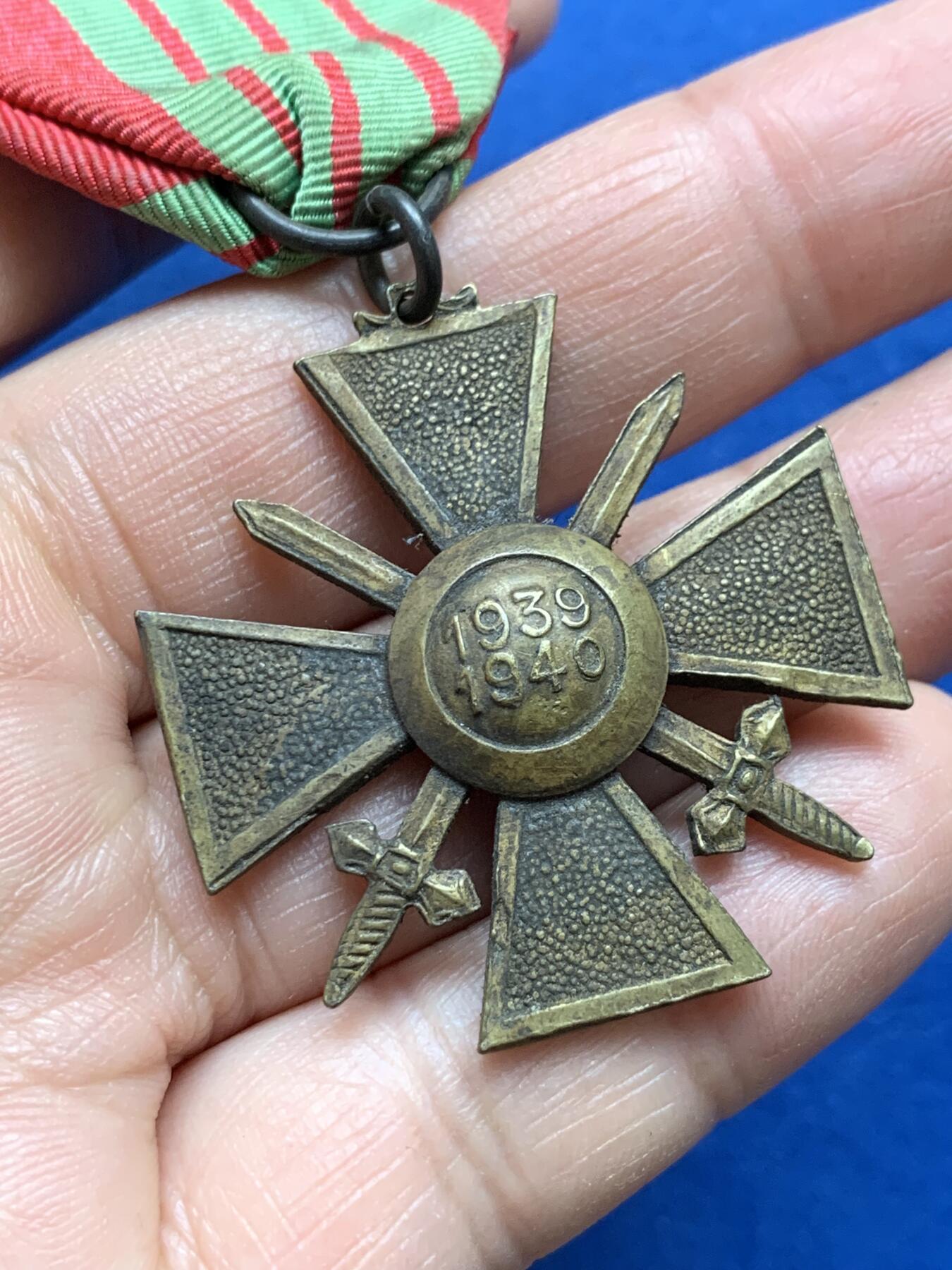 《竞宝斋》第370场 周日，周一 2场连拍 （全场包邮） 法国1939-1940年二战十字铜质奖章 总重约17.5克